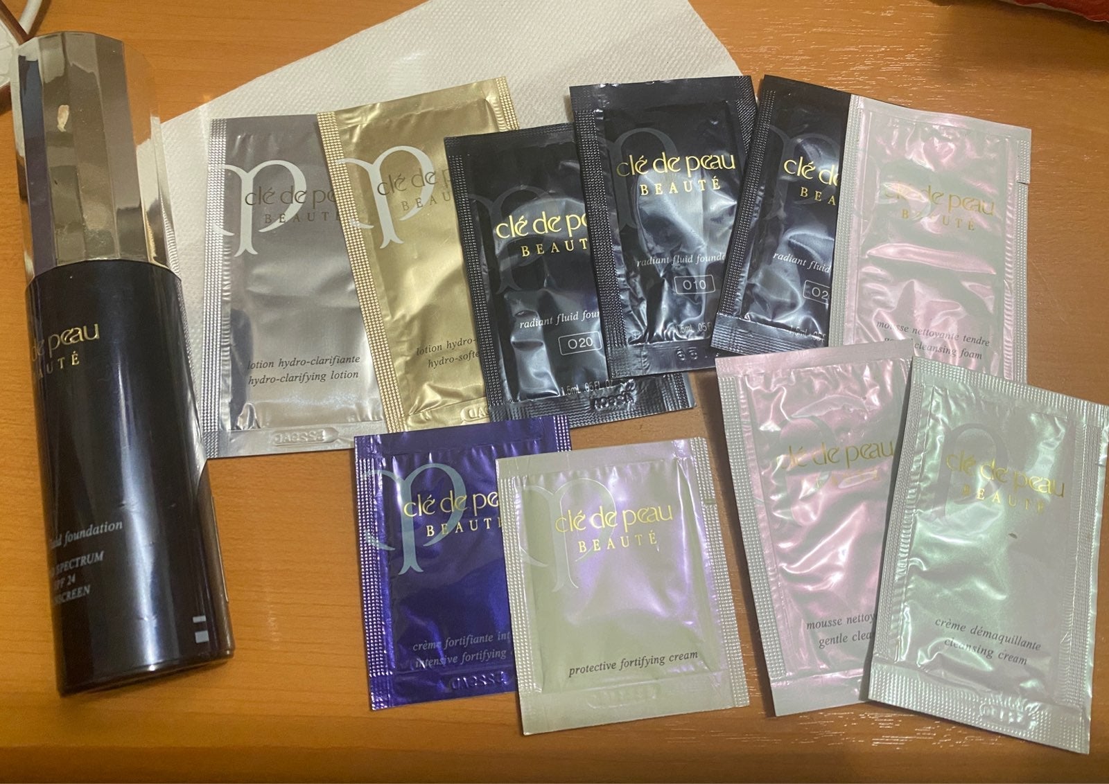 Cle de peau radiant fluid foundation O20