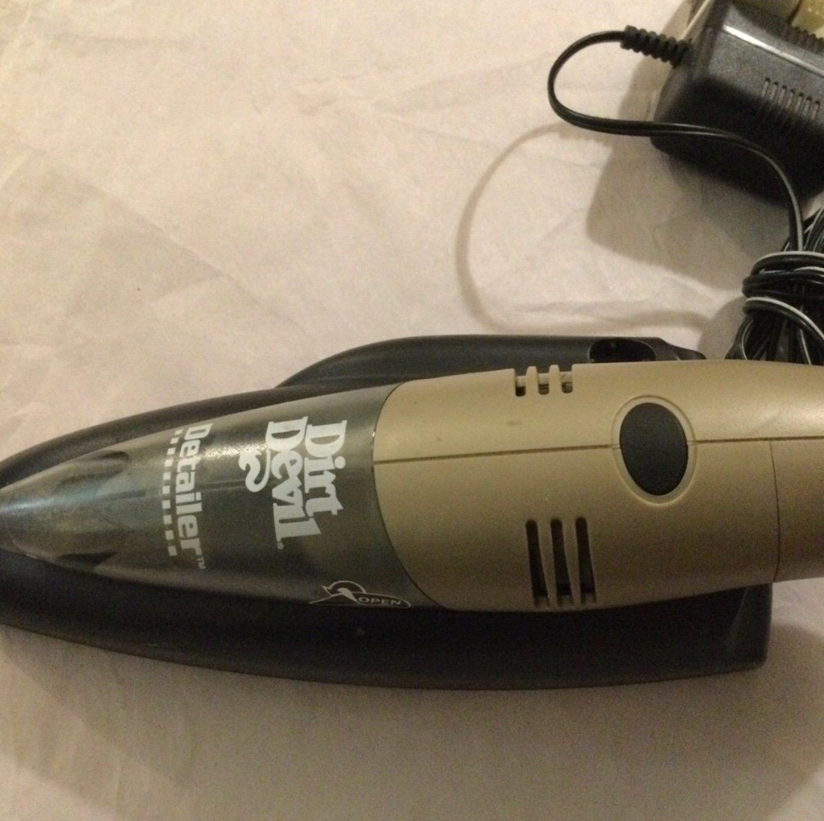 ROYAL DETAILER BY DIRT DEVIL MINI VACUUM CLEANER MODEL CV1000 WITH CHARGER