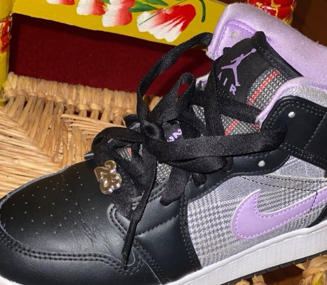 Excellent condtion Jordan retro 1 mid SE GS Houndstooth