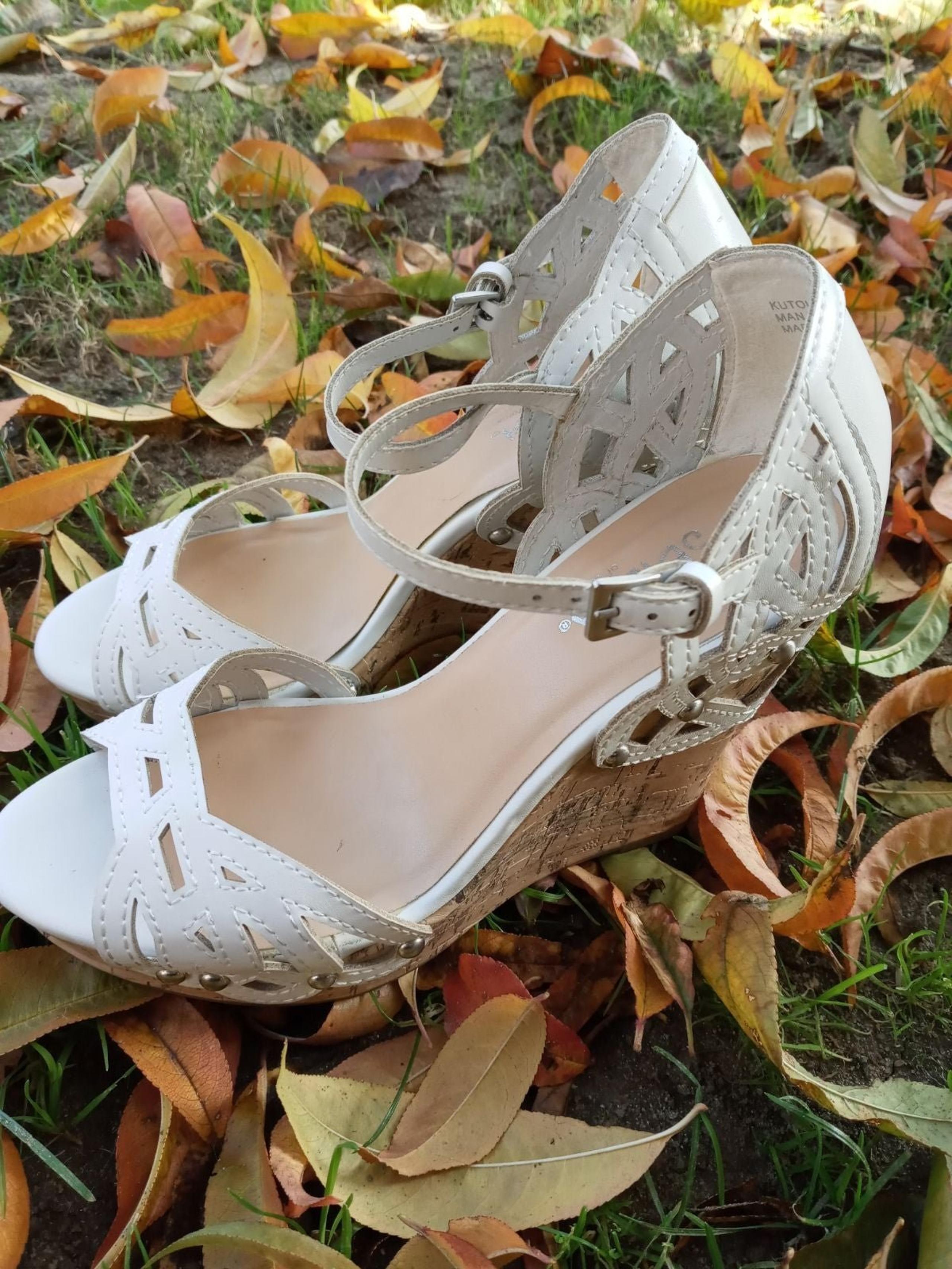 Sbicca platform white shoes