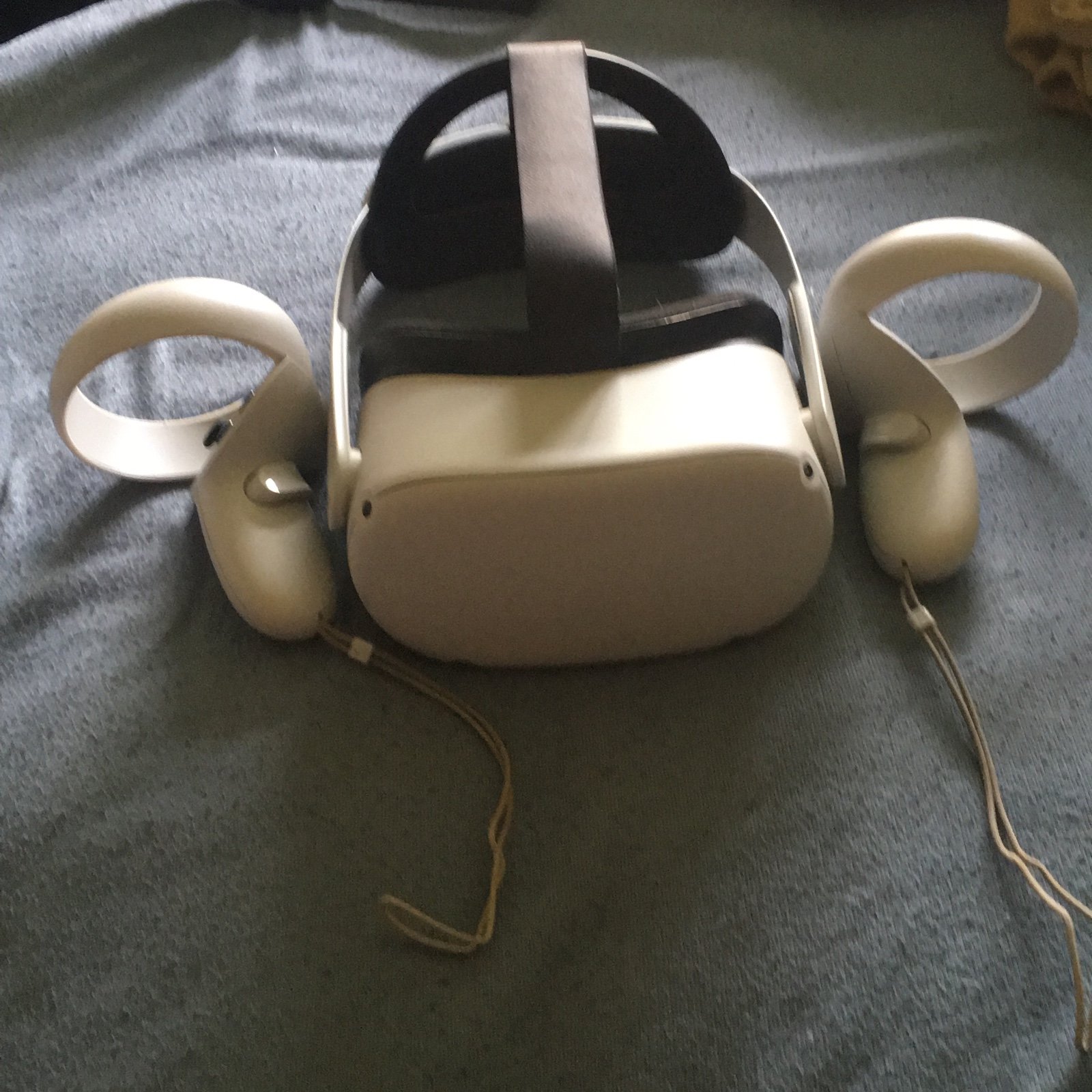 OCU LUS quest 2 256gb perfect conditon no damages w/pro strap and controllers