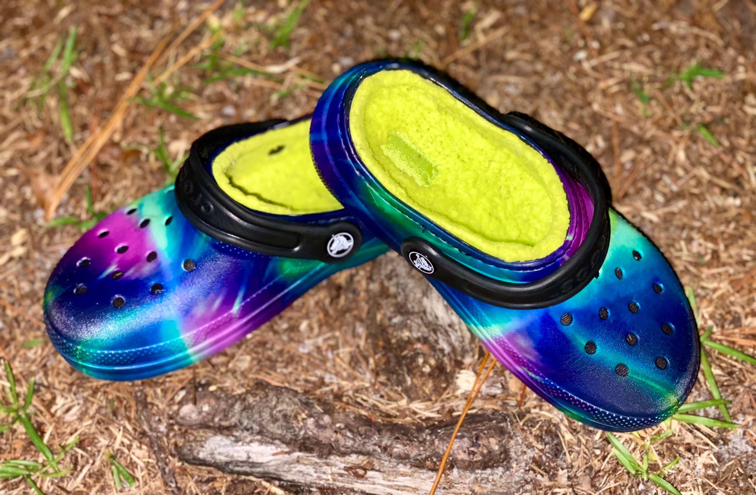 Crocs Toddler & Kids Classic Lined Clog. In Black/Lime Punch. Size Junior 1.