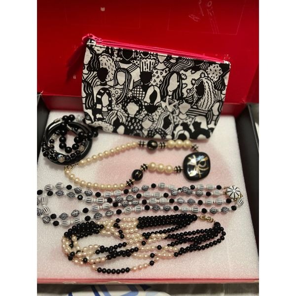 Blk/White Vtg Jewelry Lot