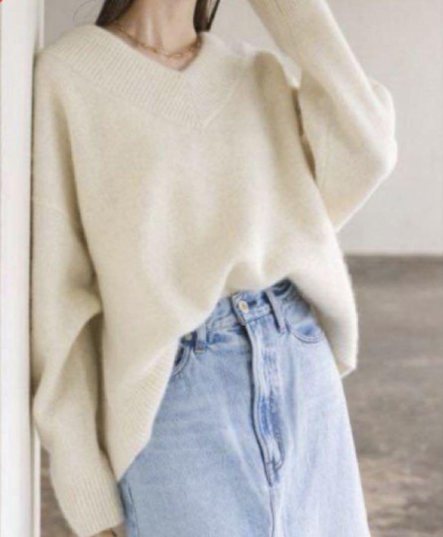 NOBLE V-Neck Knit Sweater