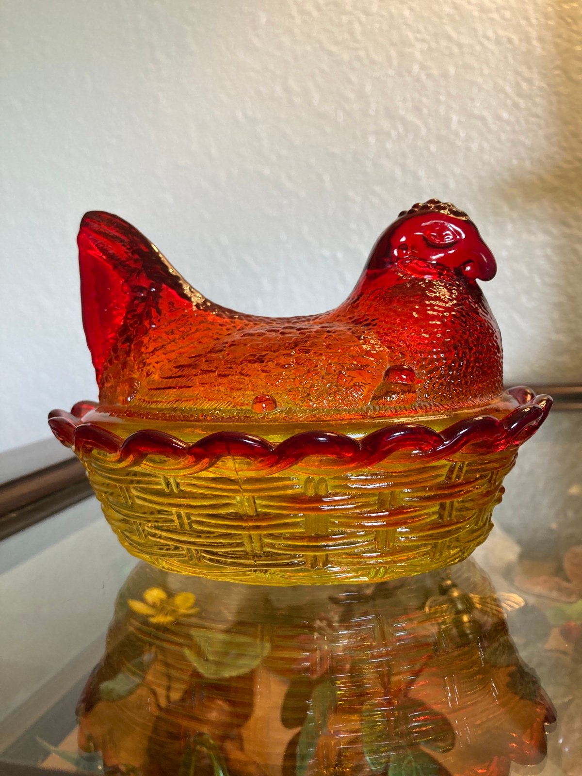VTG LG Wright glass Hen on a nest Amberina UV glow