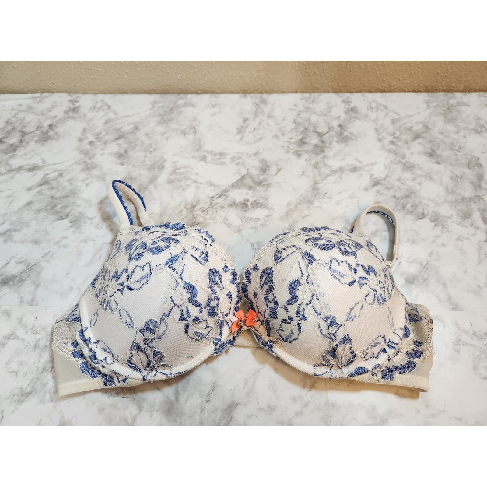 Victoria's Secret Women's White Floral Comfortable Padded Push Up Bra Size 36D