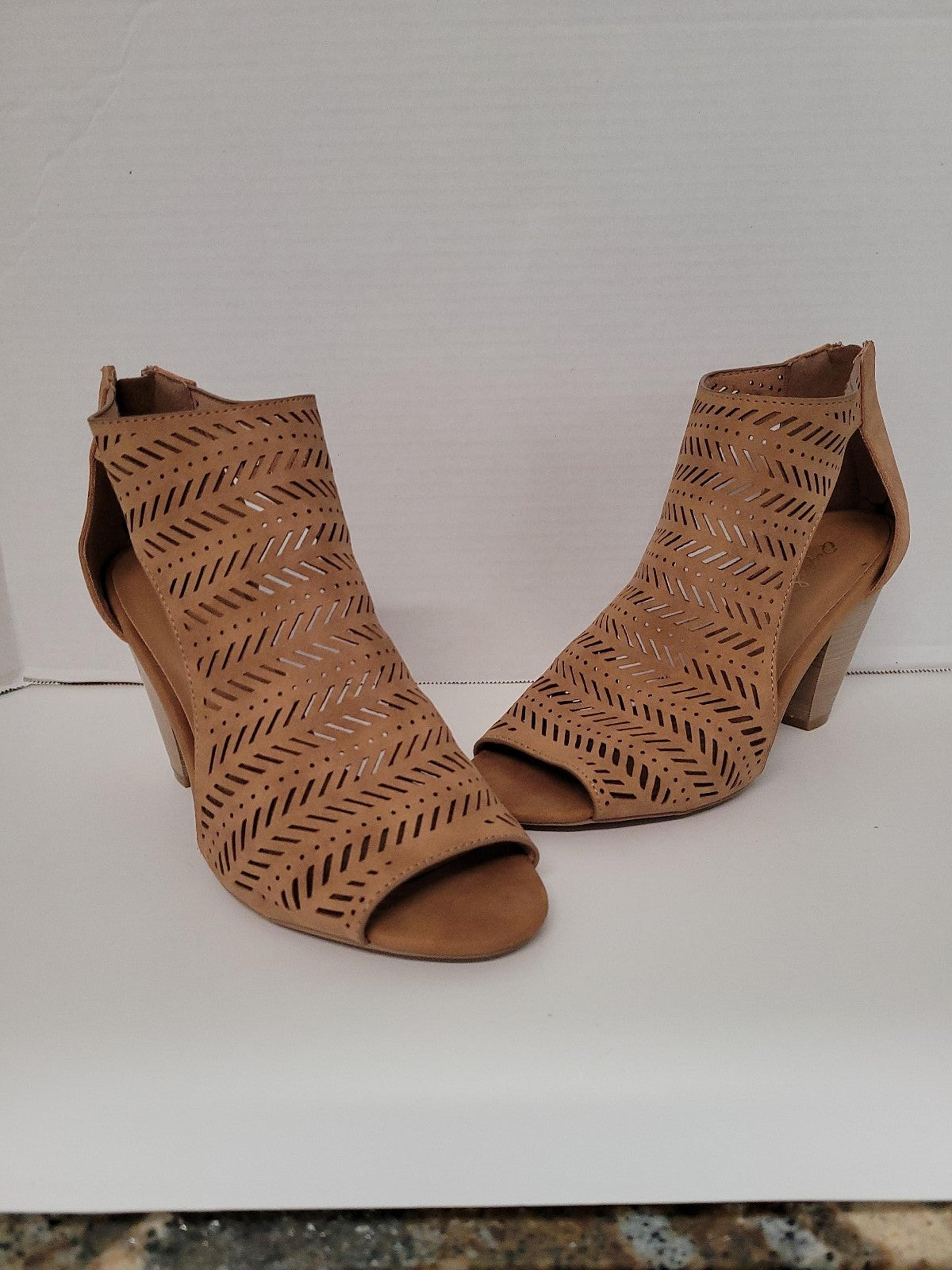 Women's Size S 6/7  Qupid High Heel Ladies Dress Shoes.