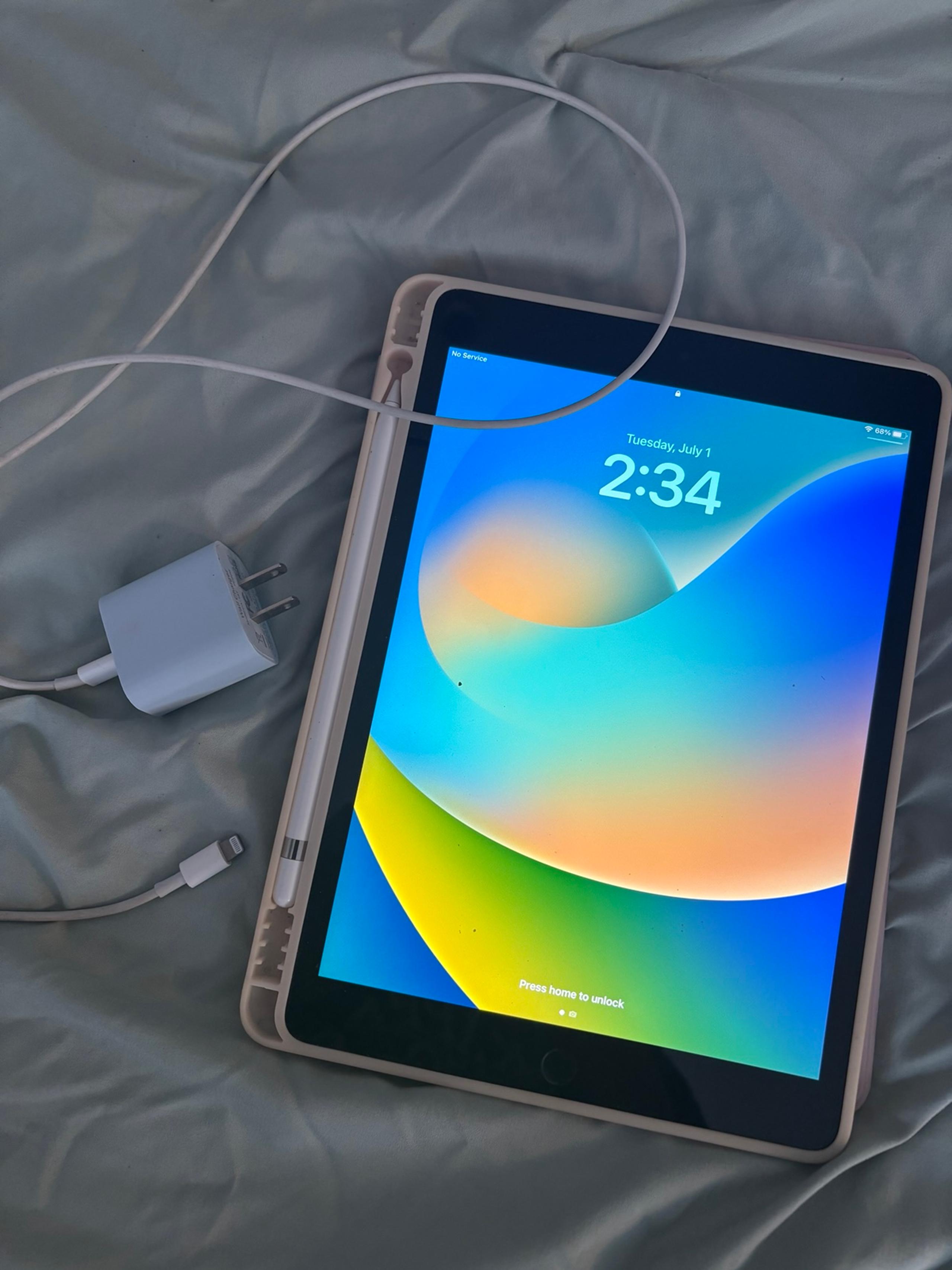 Apple iPad 9th Gen 64GB Space Gray Wi-Fi + Cellular