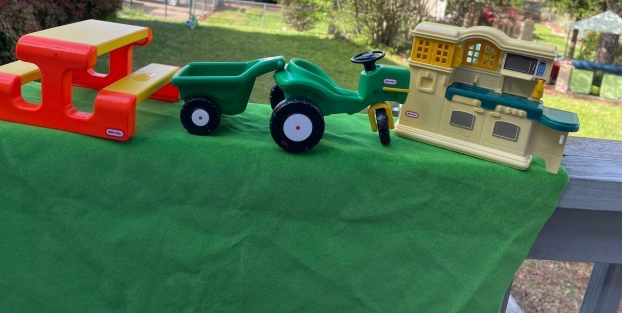 Little Tikes toys lot tractor kitchen & picnic table dollhouse