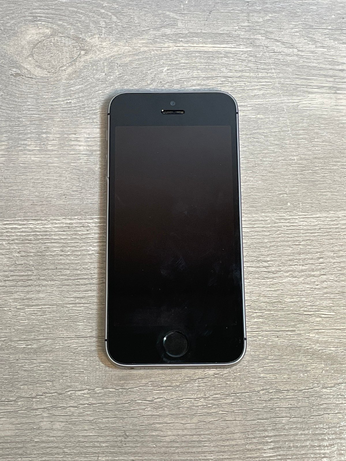 Apple iPhone SE 1st Generation 32GB Space Gray Unlocked Cell