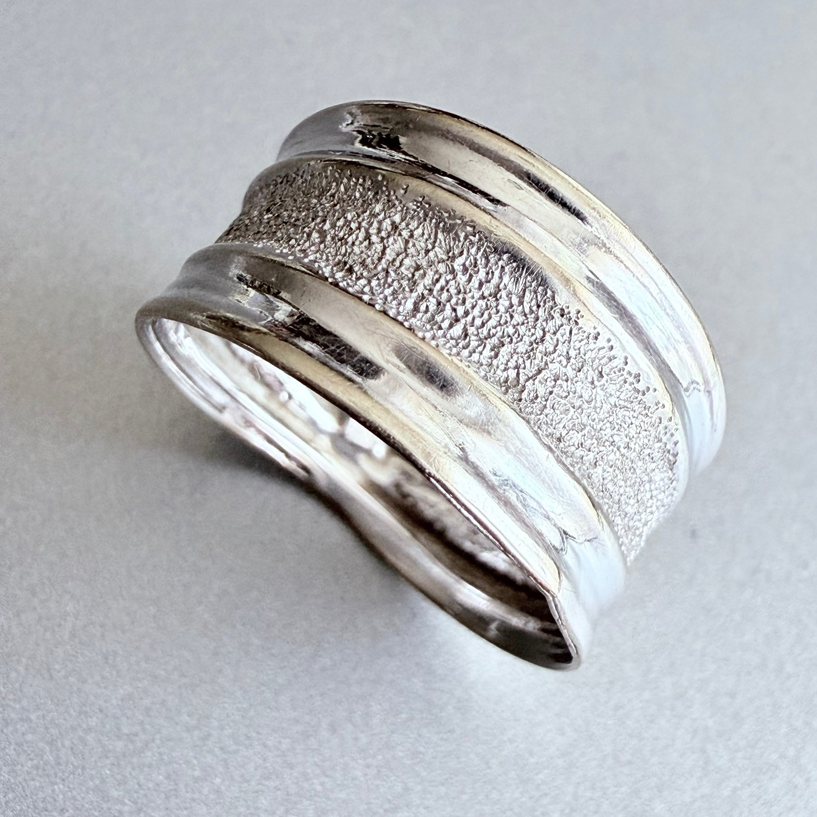 14k White Gold Diamond Cut Textured Vintage European Ring Band