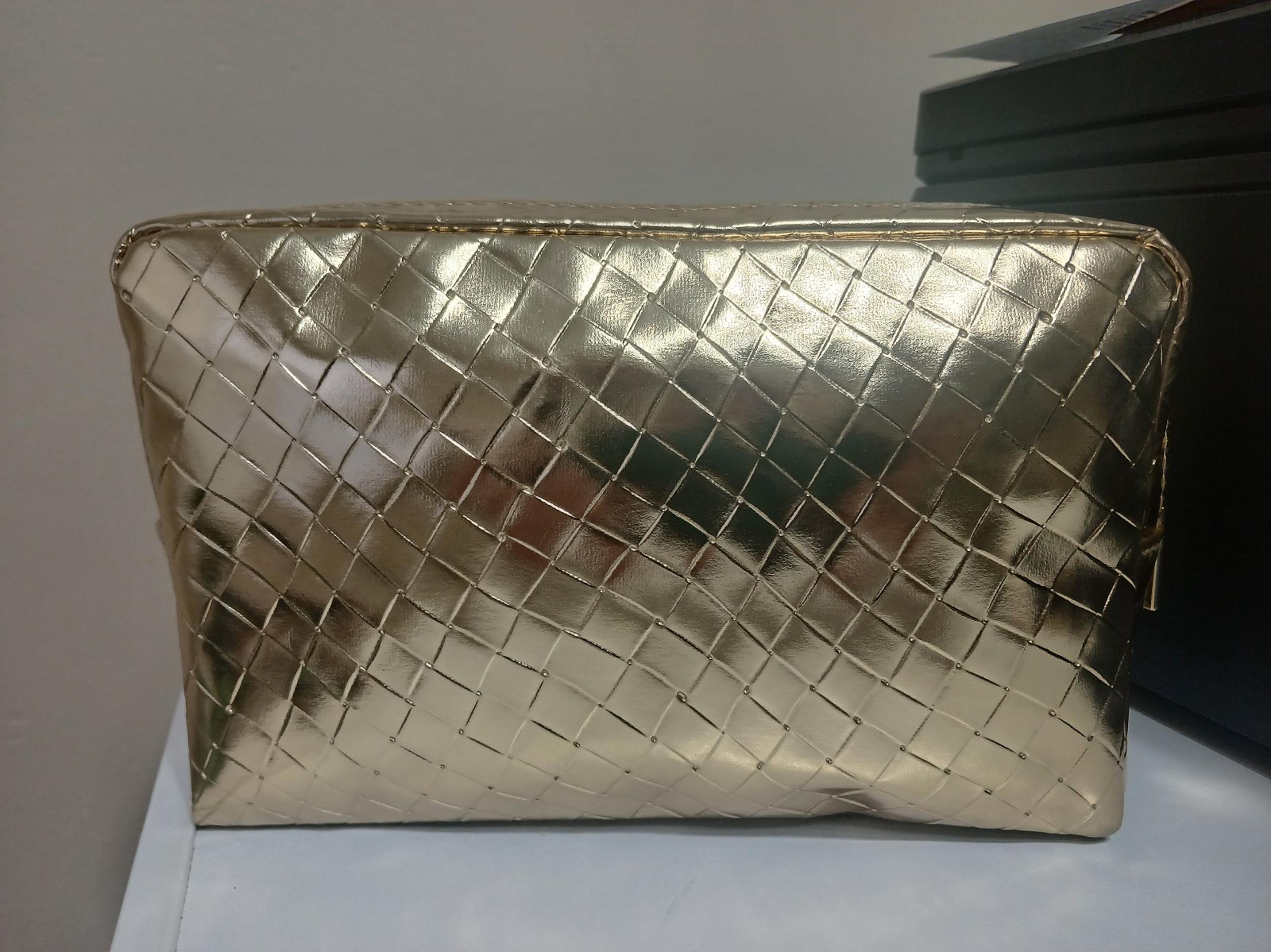 AUTHENTIC 
Tarte Makeup/Cosmetic Bag 
GOLD WOVEN PATTERN 9"x6"x3" BRAND NEW