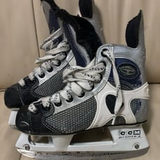 Sz 2 youth Used Ccm 452 Tacks ice skate hockey skate