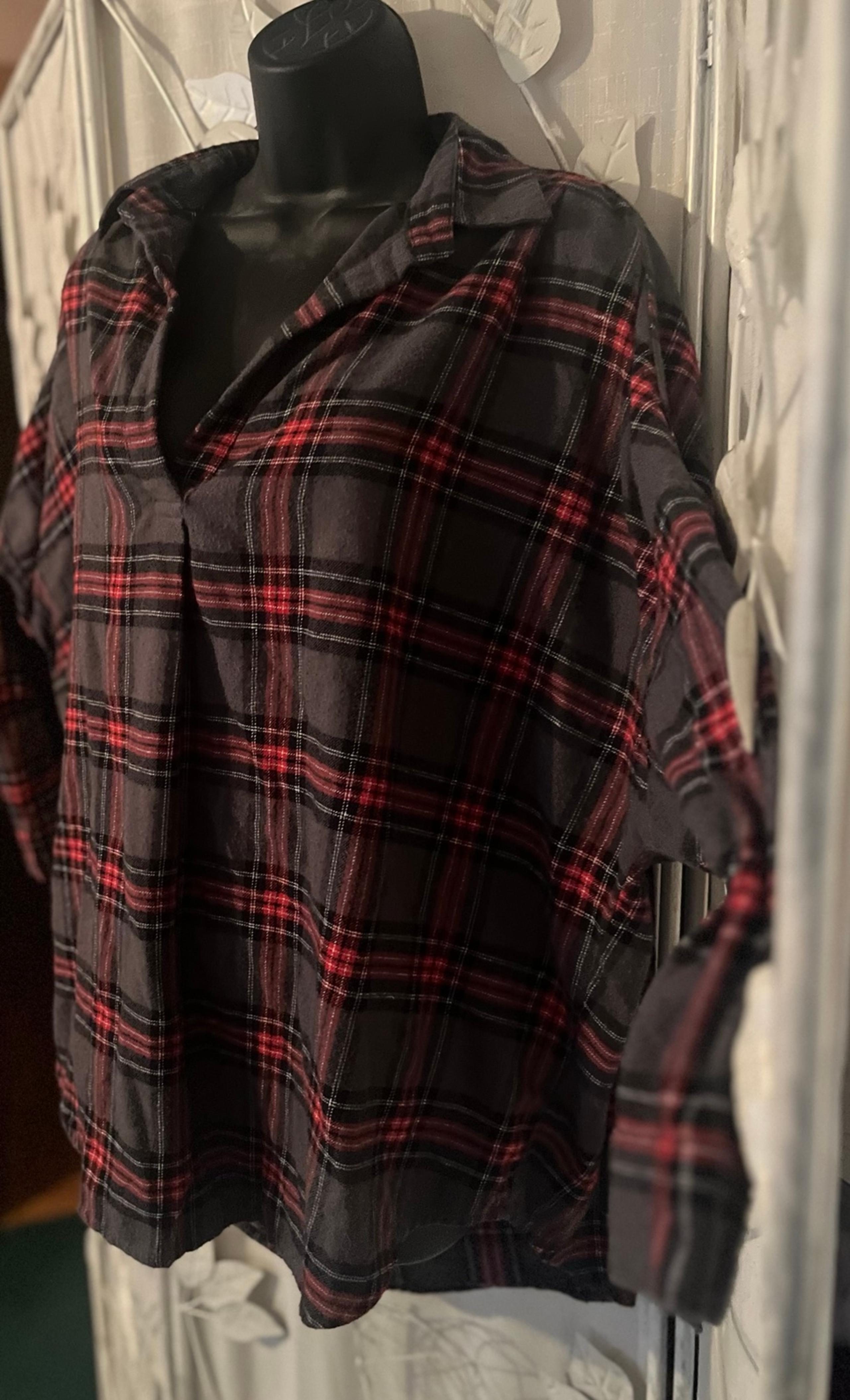Women’s large French connection pullover.