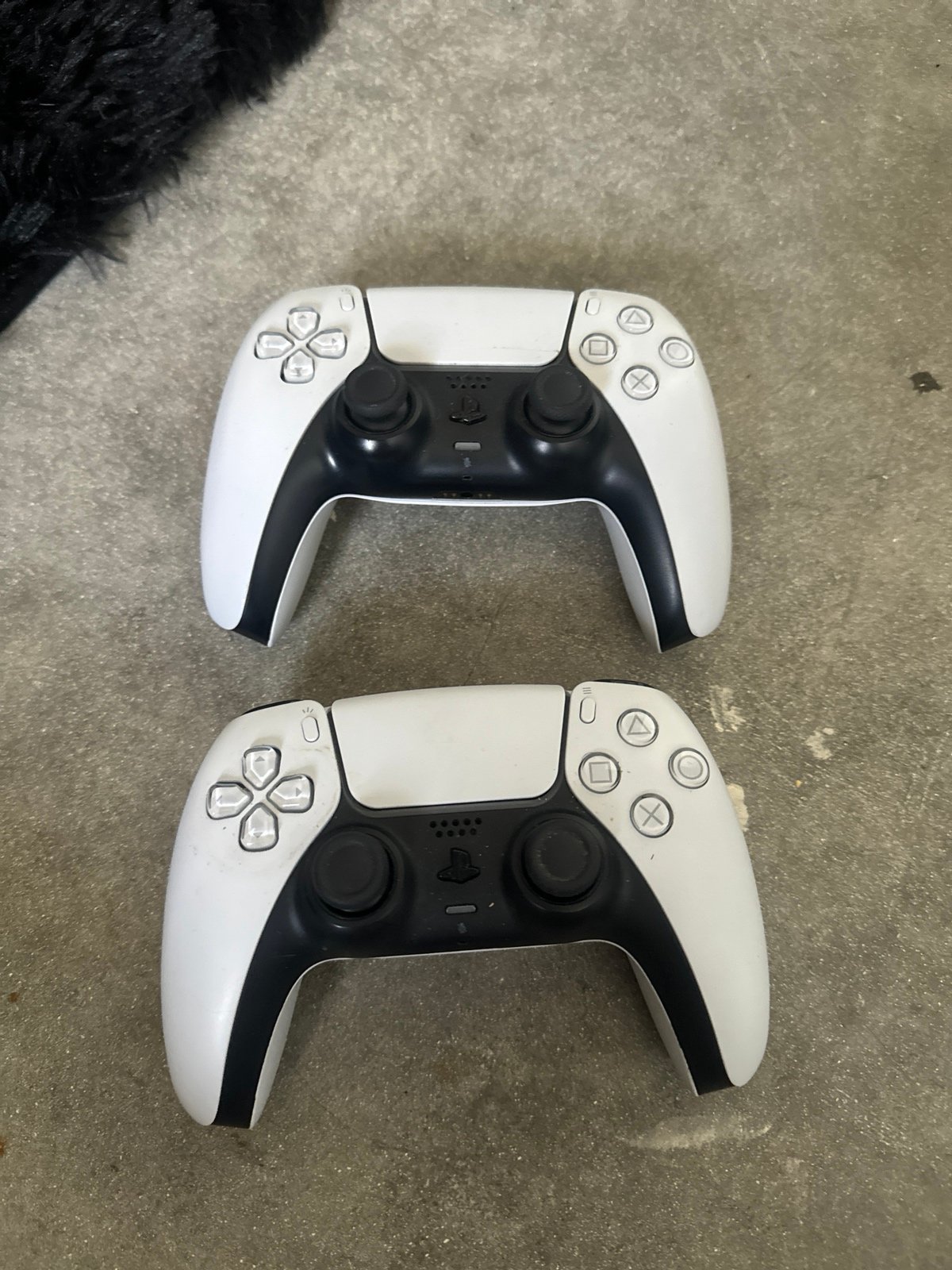 2 Ps5 controllers