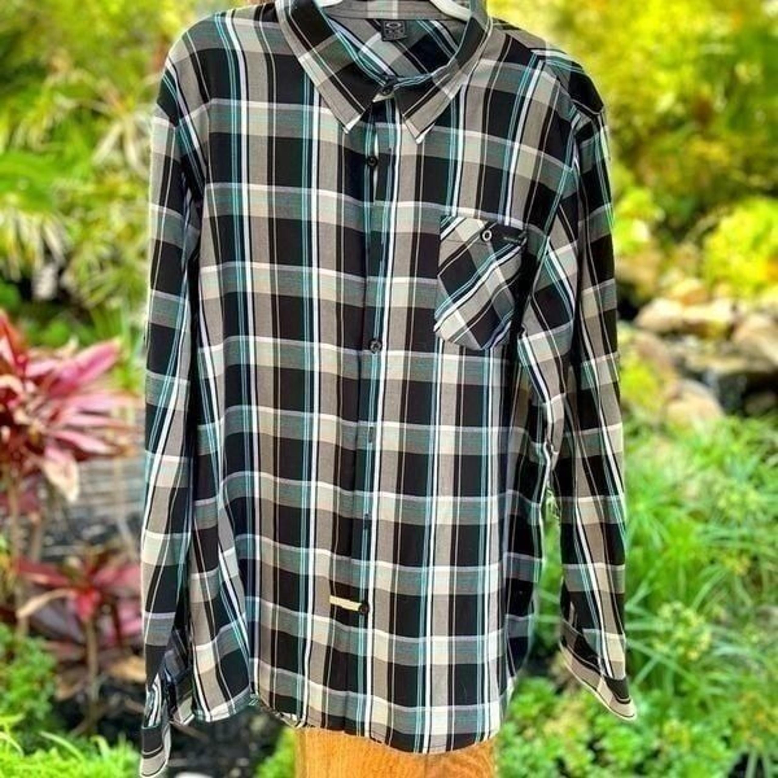 OAKLEY Men's long sleeve button down plaid shirt in size XL