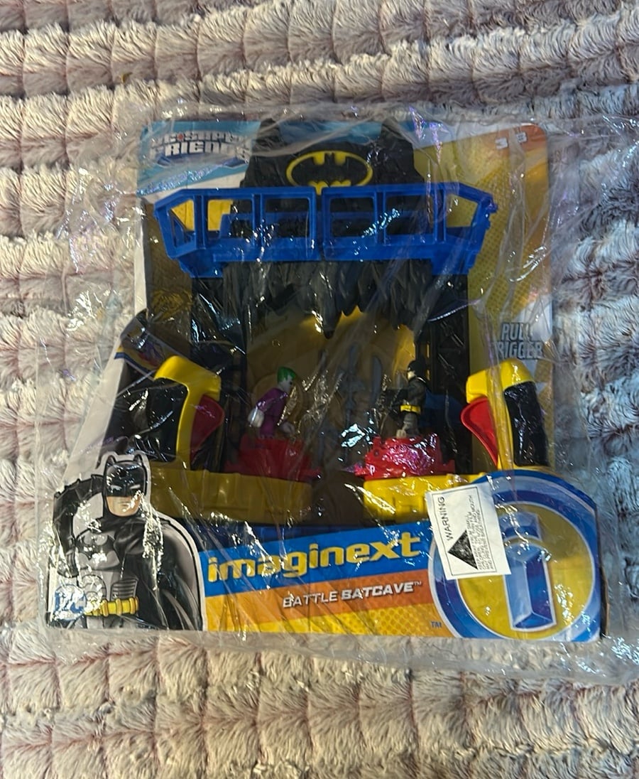 Fisher-Price Imaginext DC Super Friends, Battle Batcave