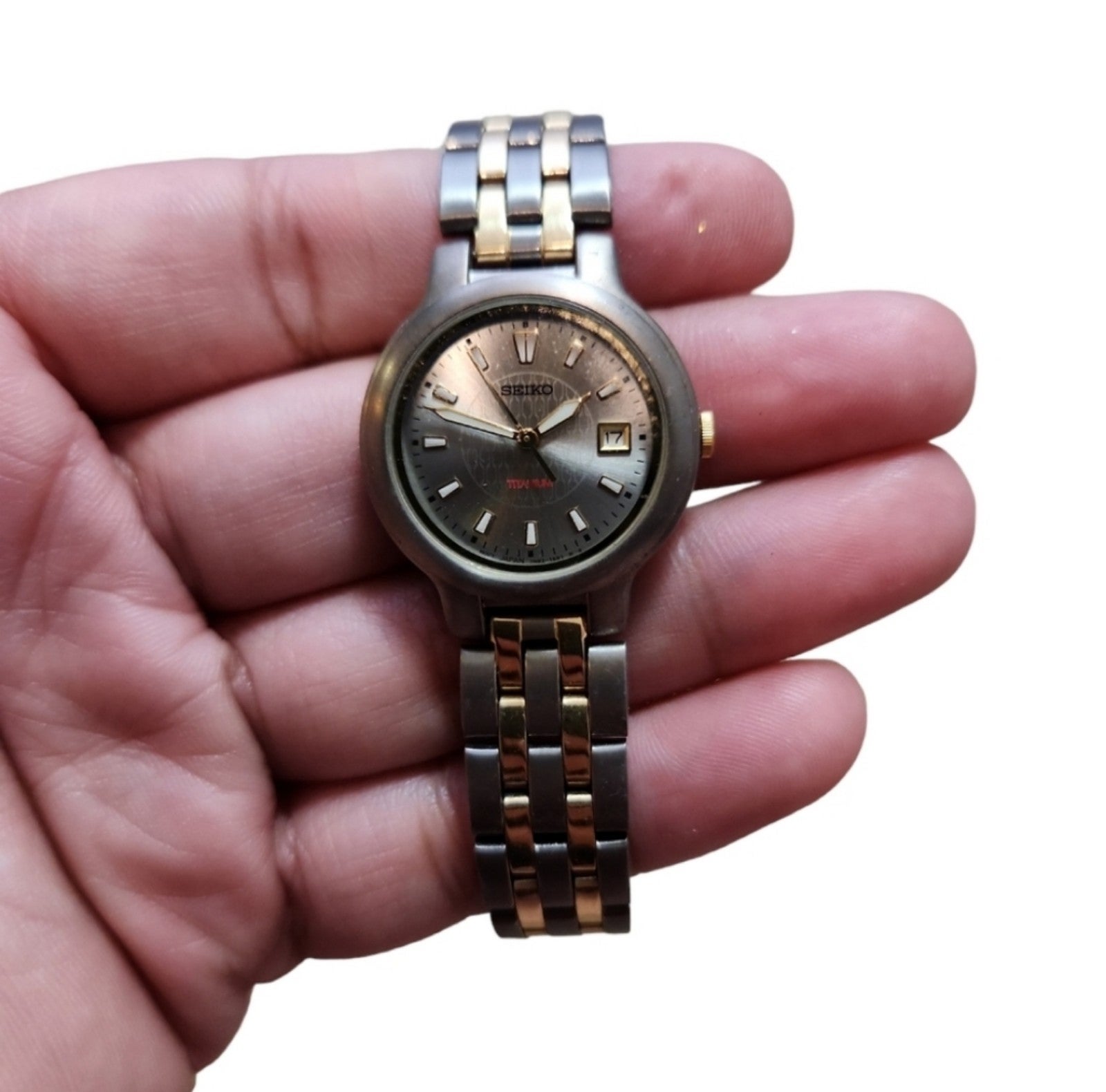 Vintage Seiko Titanium Water Resistant Two Toned Back Date 7N32-0420 Watch