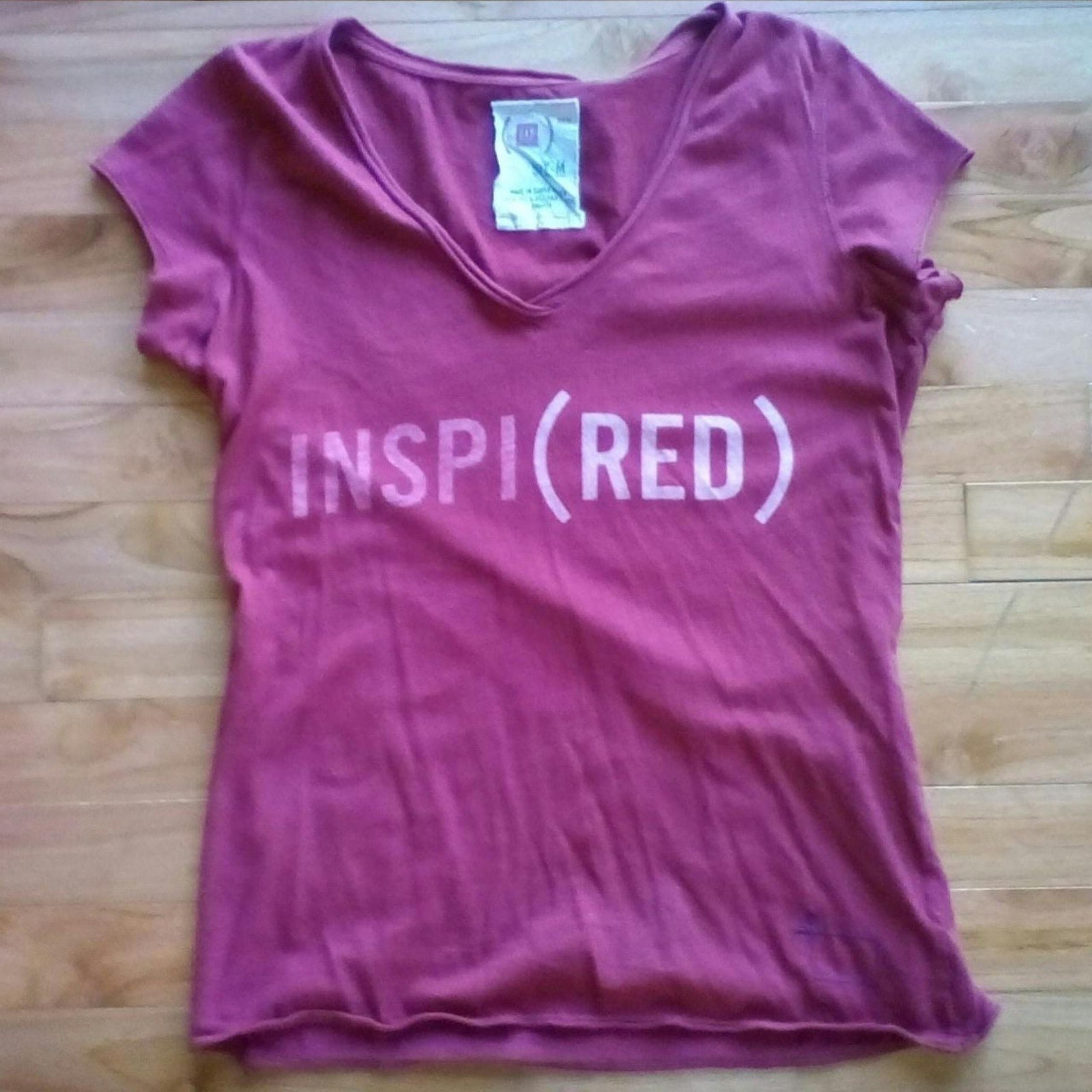 GAP T-Shirt ; "INSPI(RED"); "Super 'LOW' Price"; Size: Small