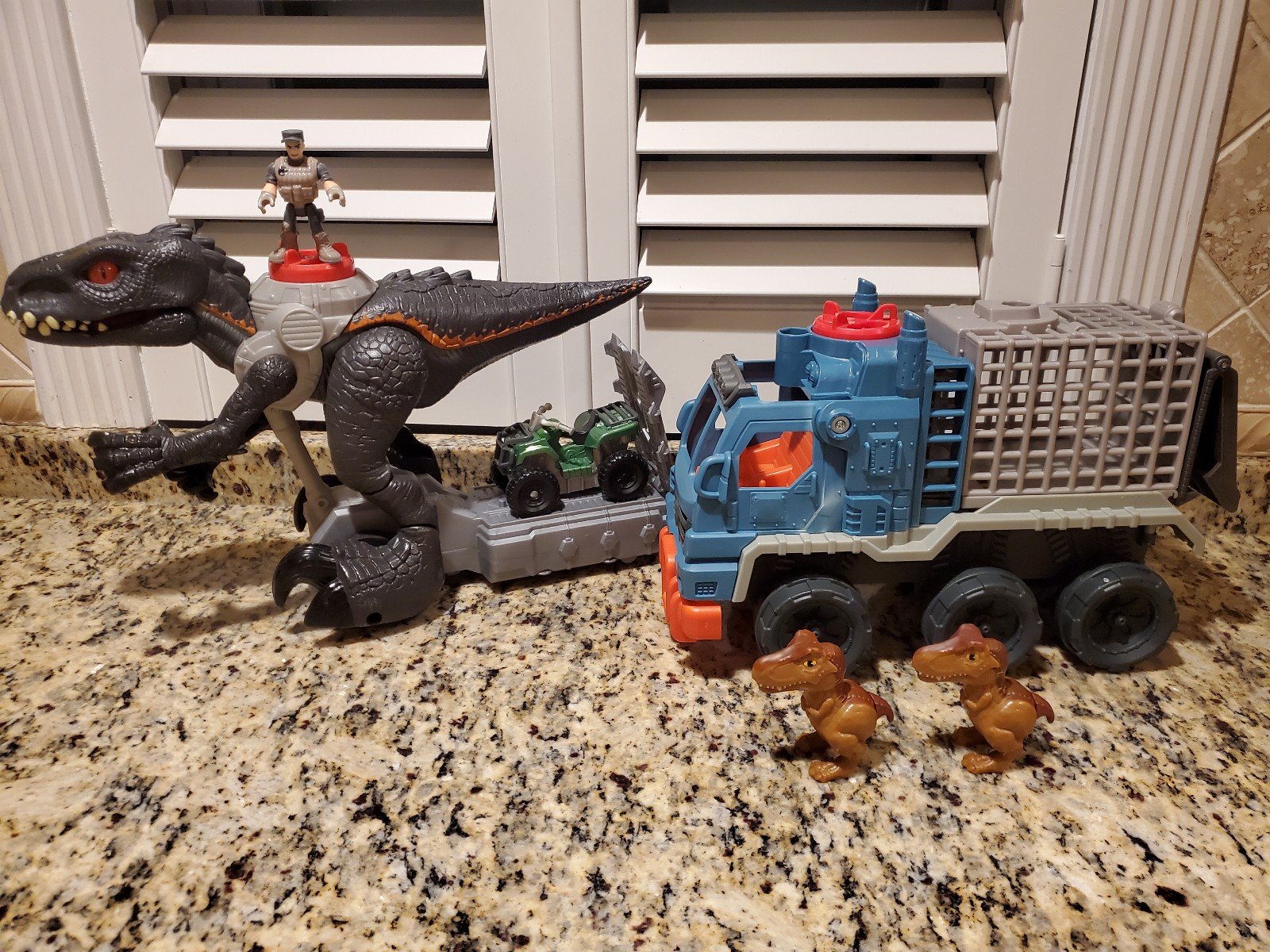 IMAGINEXT JURASSIC PARK WORLD INDORAPTOR + DINOSAUR HAULER