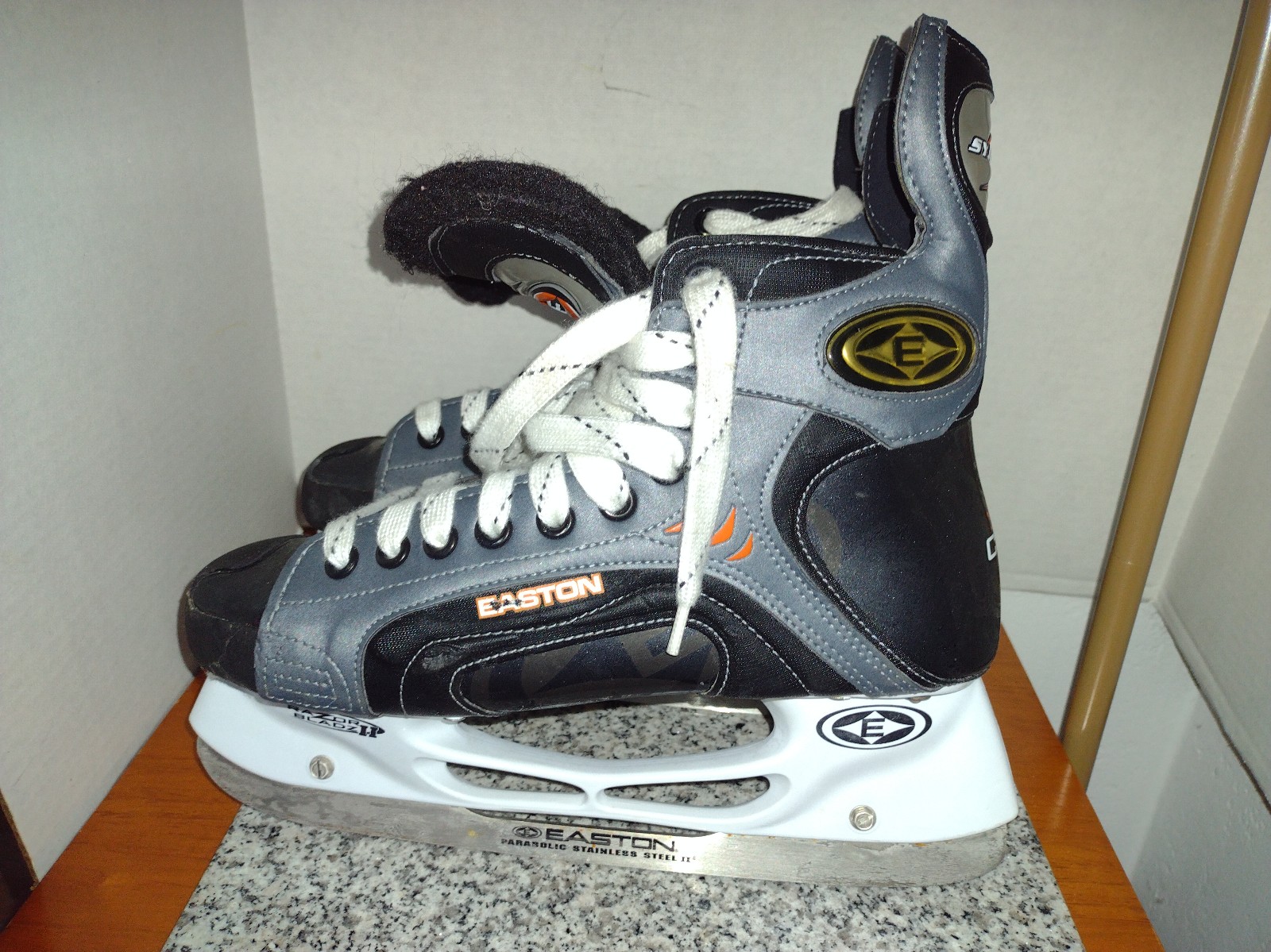 Easton hockey skates size 8R. Nice Condition.