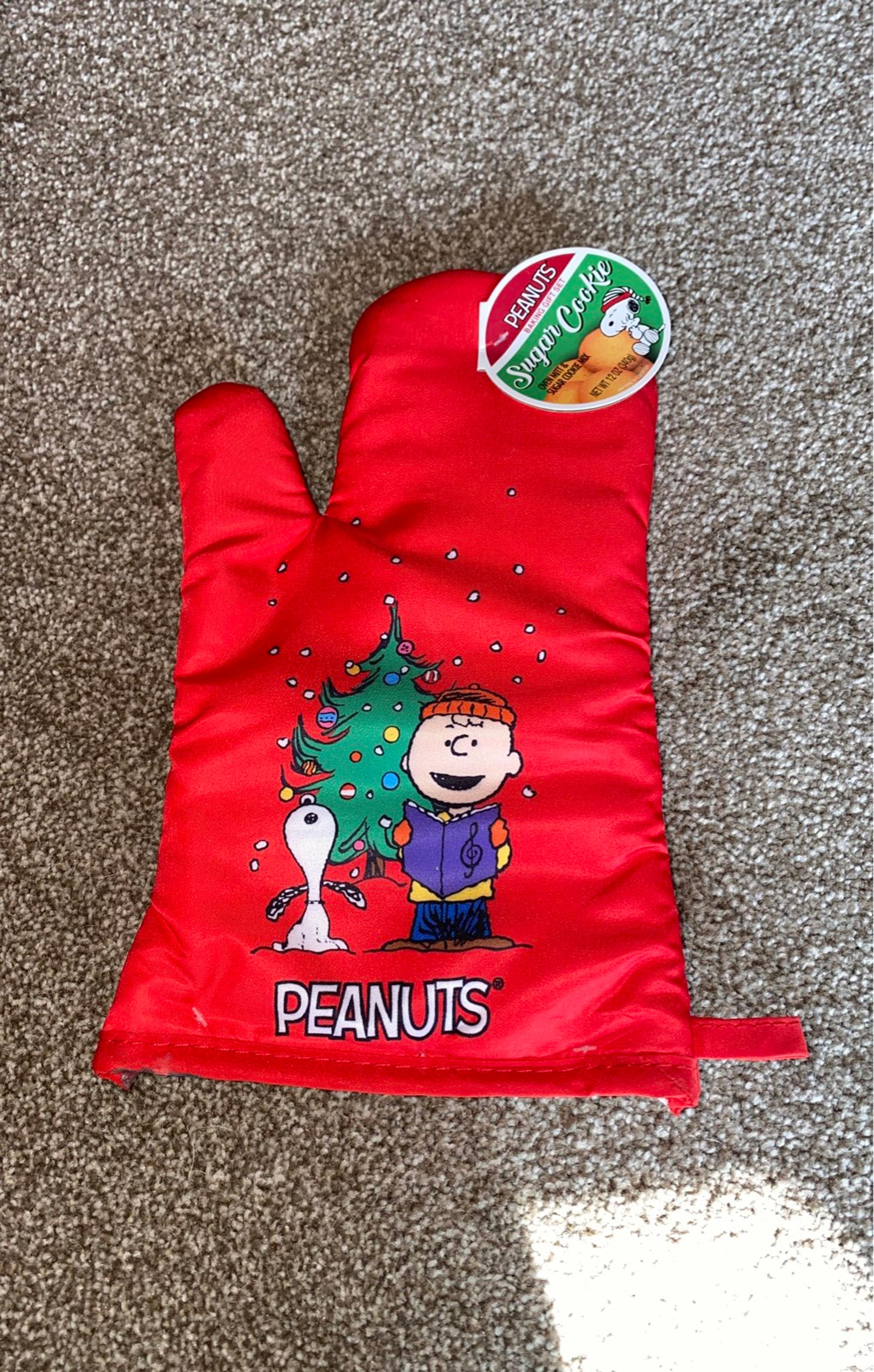 Peanuts charlie brown oven mitt