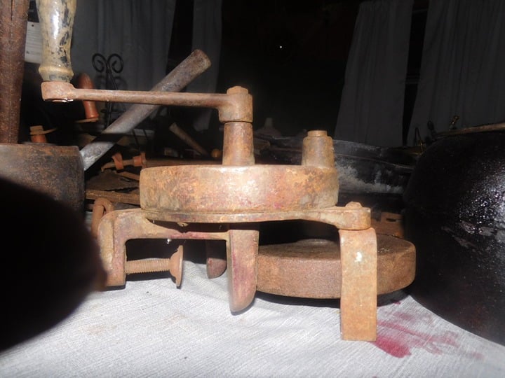ANTIQUE BENCH GRINDER MANUALLY OPERATED