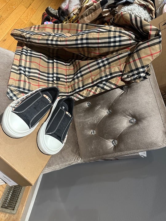 Burberry kids coat & sneakers Unisex