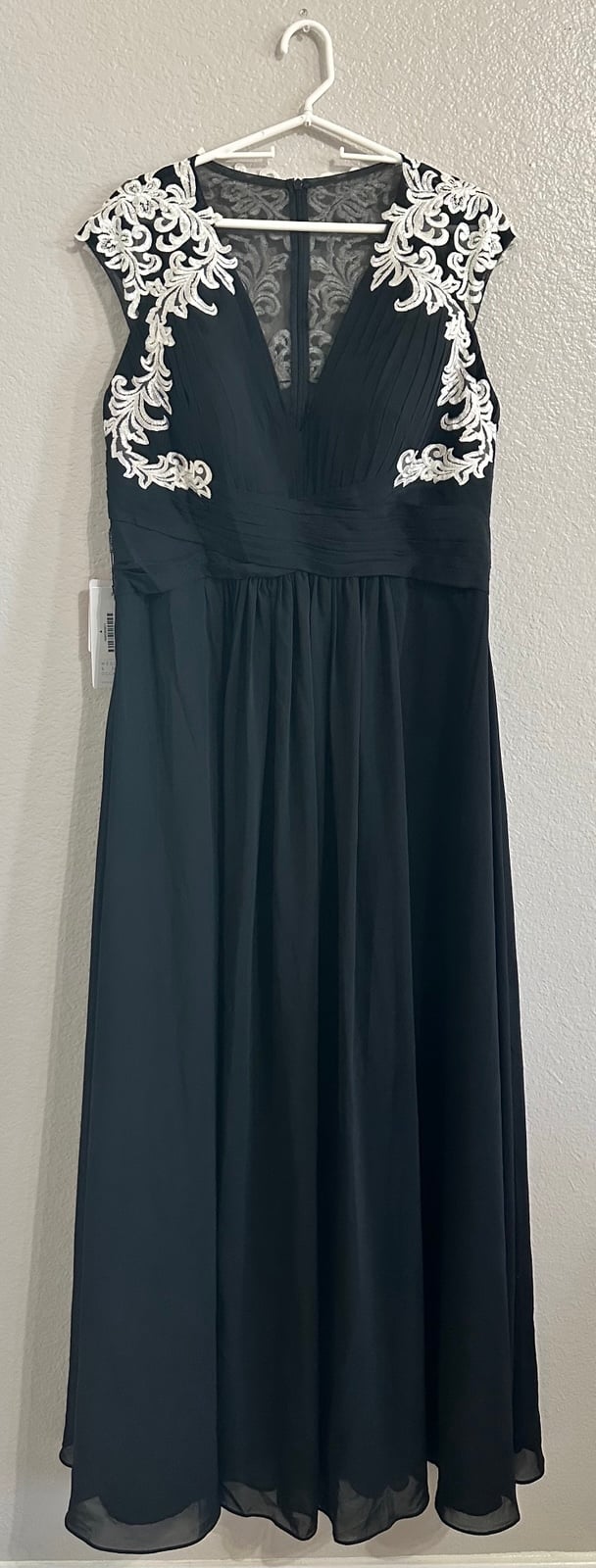 JJ’S HOUSE Black/White V-neck floor length wedding dress with lace appliques NEW