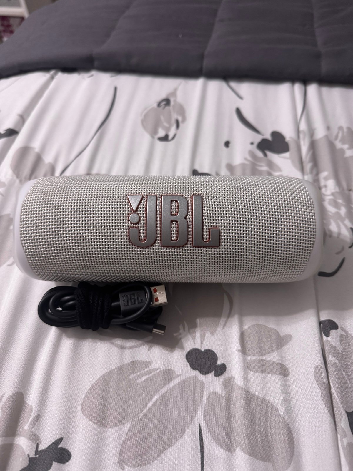 JBL Flip 6 - White Speaker