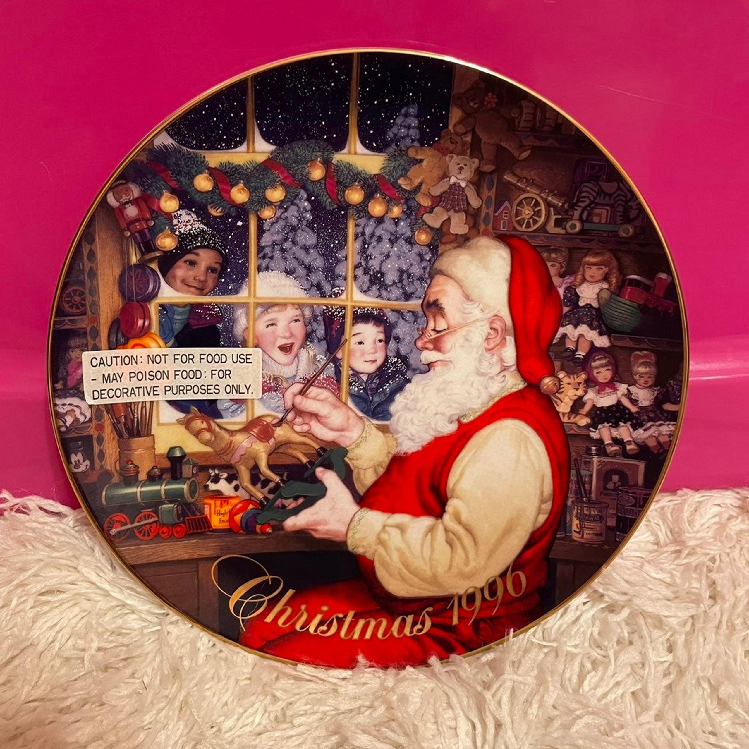 Santa's Loving Touch 1996 Avon christmas plate