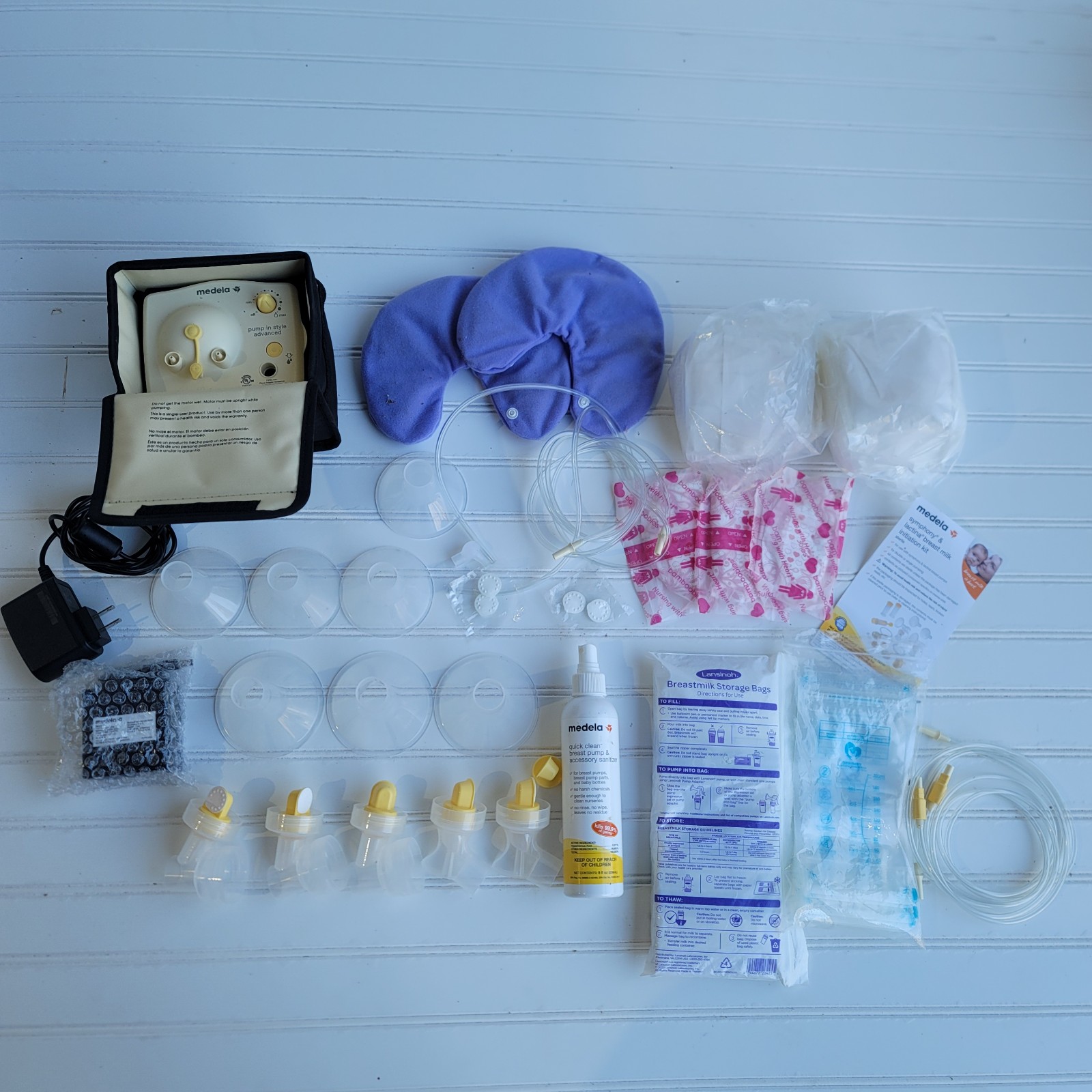 Medela Breast Pump + Lots Extras Charger Compress Milk Storage Bags Breast Pads