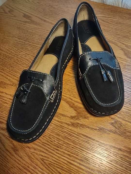 BORN HANDCRAFTED FOOTWEAR BLACK LEATHER LOAFERS WITH TASSELS WOMEN'S size US 7