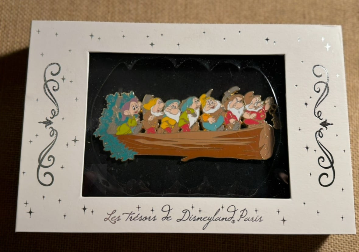 Snow White’s 7 Dwarfs Jumbo pin from Disneyland Paris