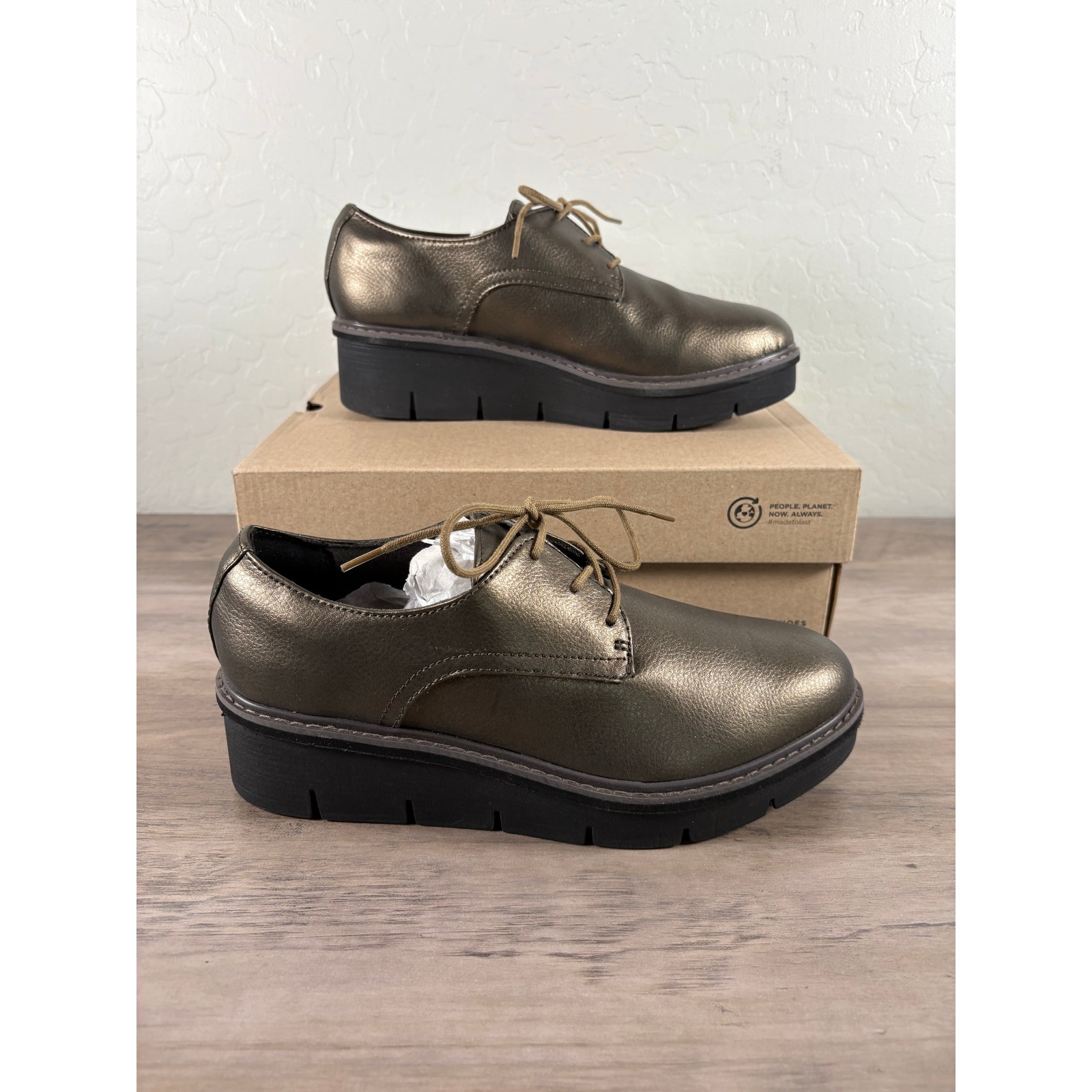 Clark's Airabell TYE Bronze Metallic Laced Comfort Sneaker Women's Size 8.5