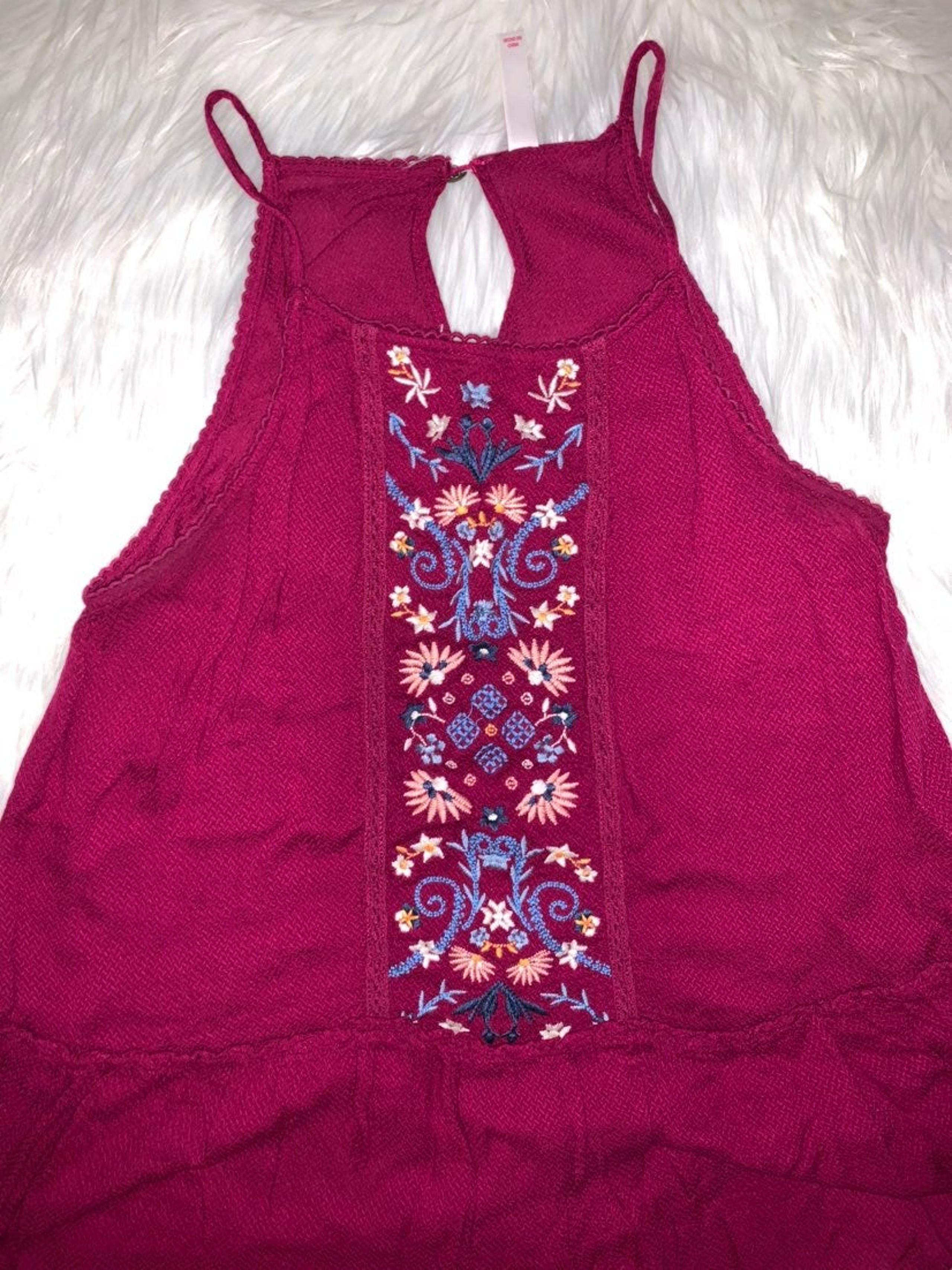 Wine color embroidered flowy tank Med