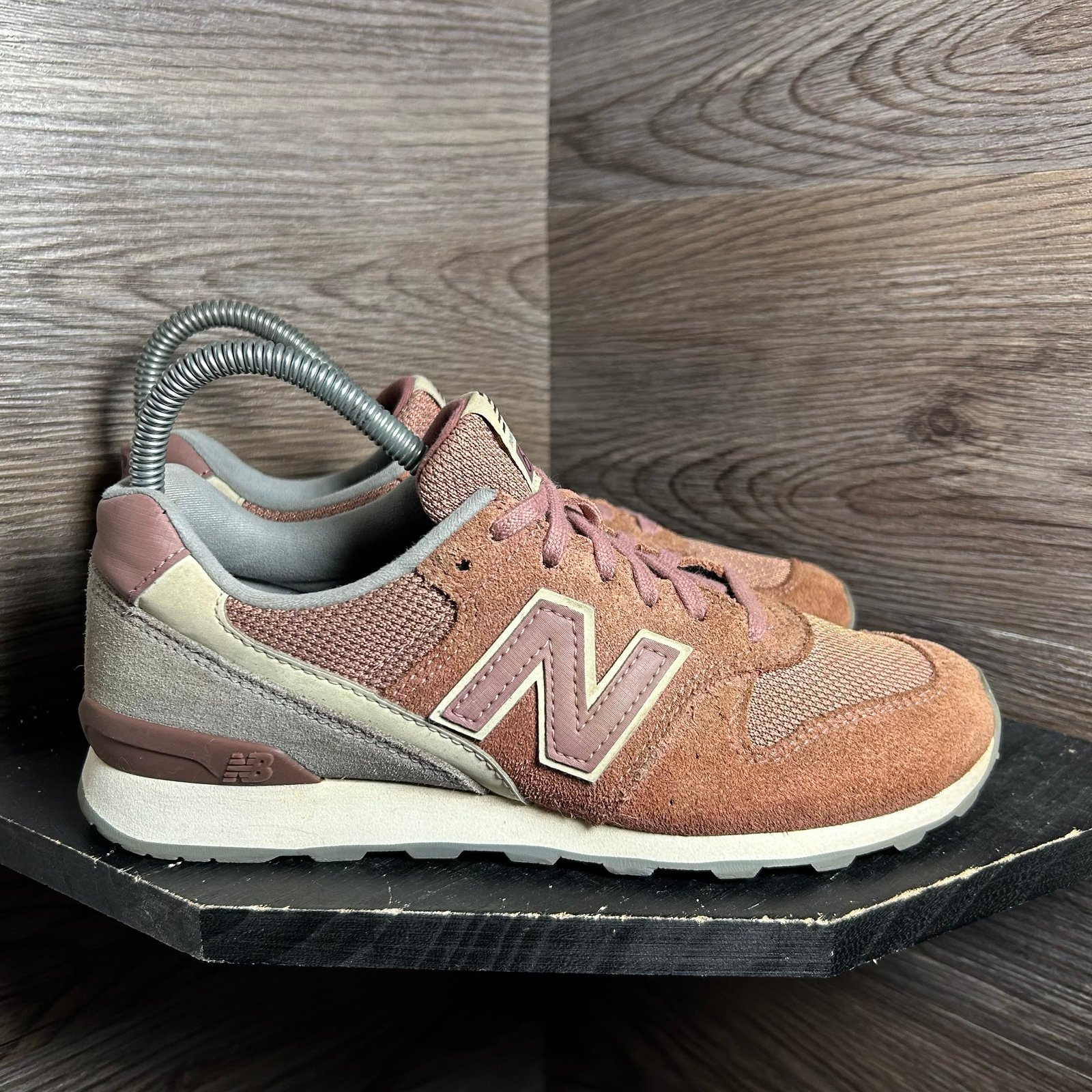 New balance 696 pink