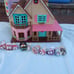 Calico Critters Li'l Woodzeez Honeysuckle Hillside Cottage House +Figurines