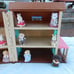 Calico Critters Li'l Woodzeez Honeysuckle Hillside Cottage House +Figurines