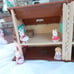 Calico Critters Li'l Woodzeez Honeysuckle Hillside Cottage House +Figurines