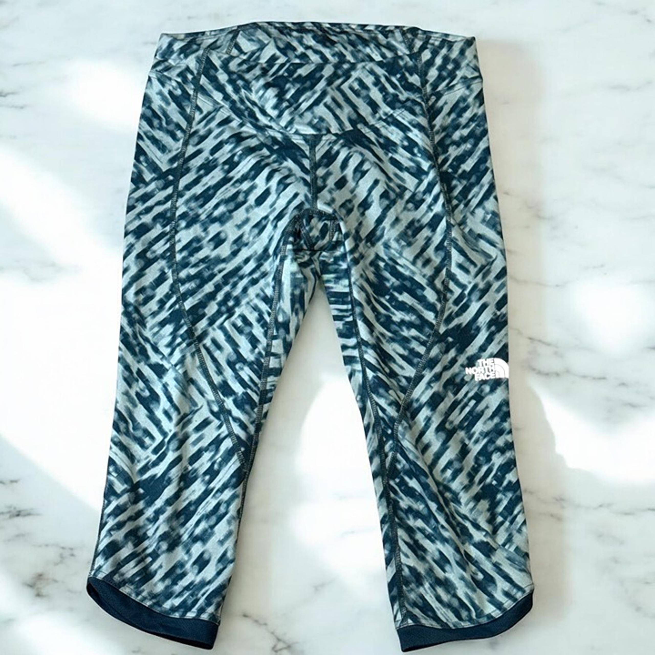 North Face Capri Leggings Women’s Small – Reflective, Stay-Dry, Criss Cross