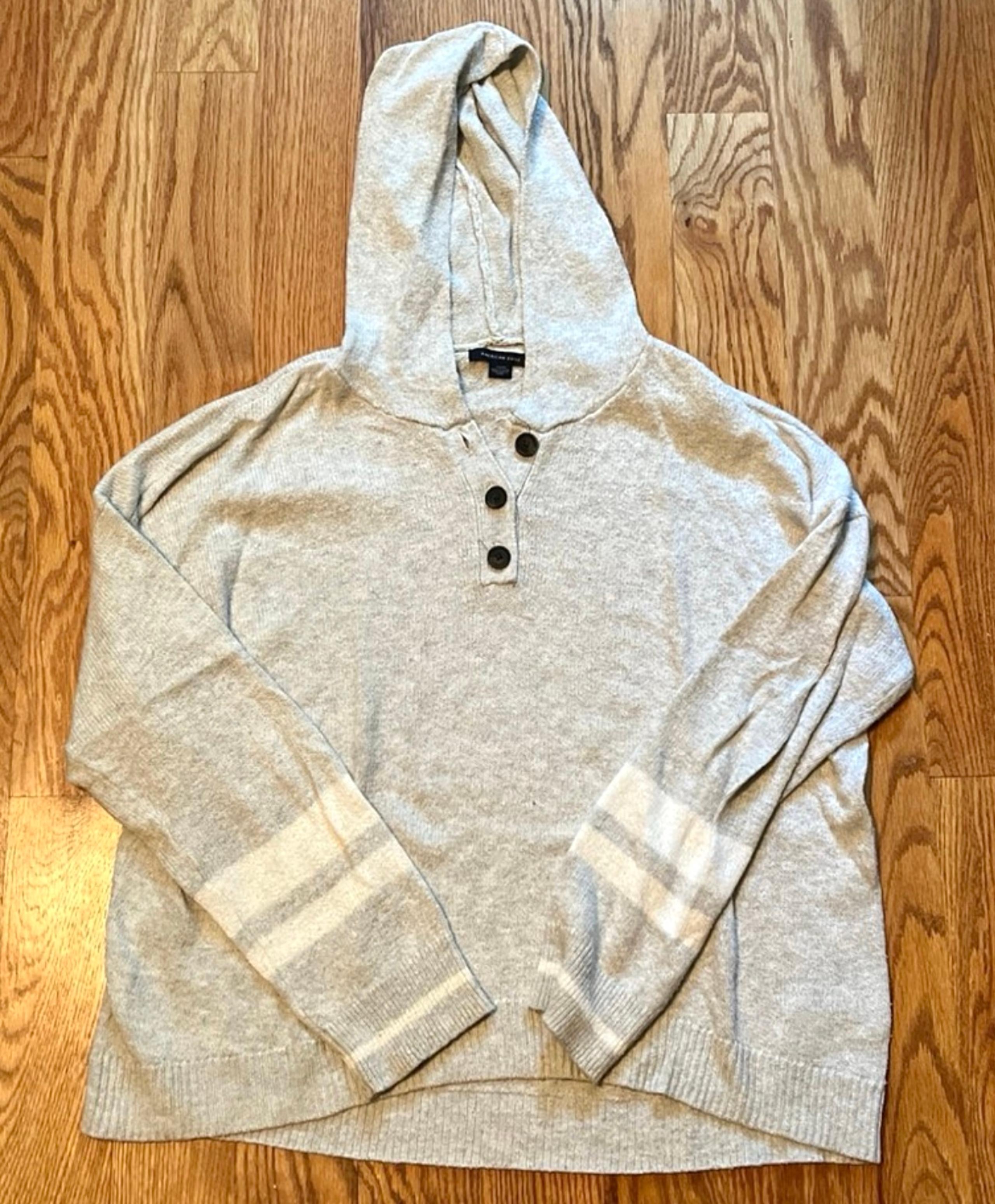 American Eagle, long sleeve hooded sweater size medium..