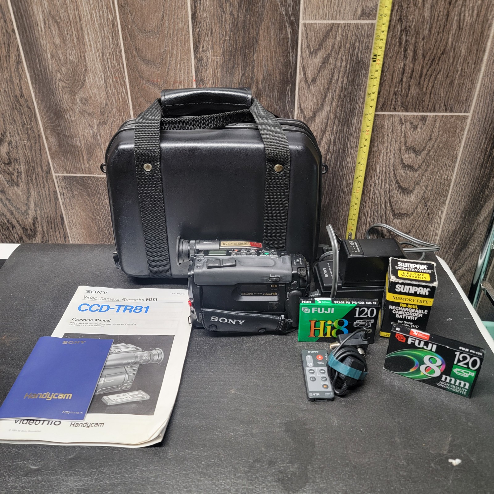Sony Video Camera Hi8 Handycam CCD-TR81 - Sony Case - New Battery - Charger