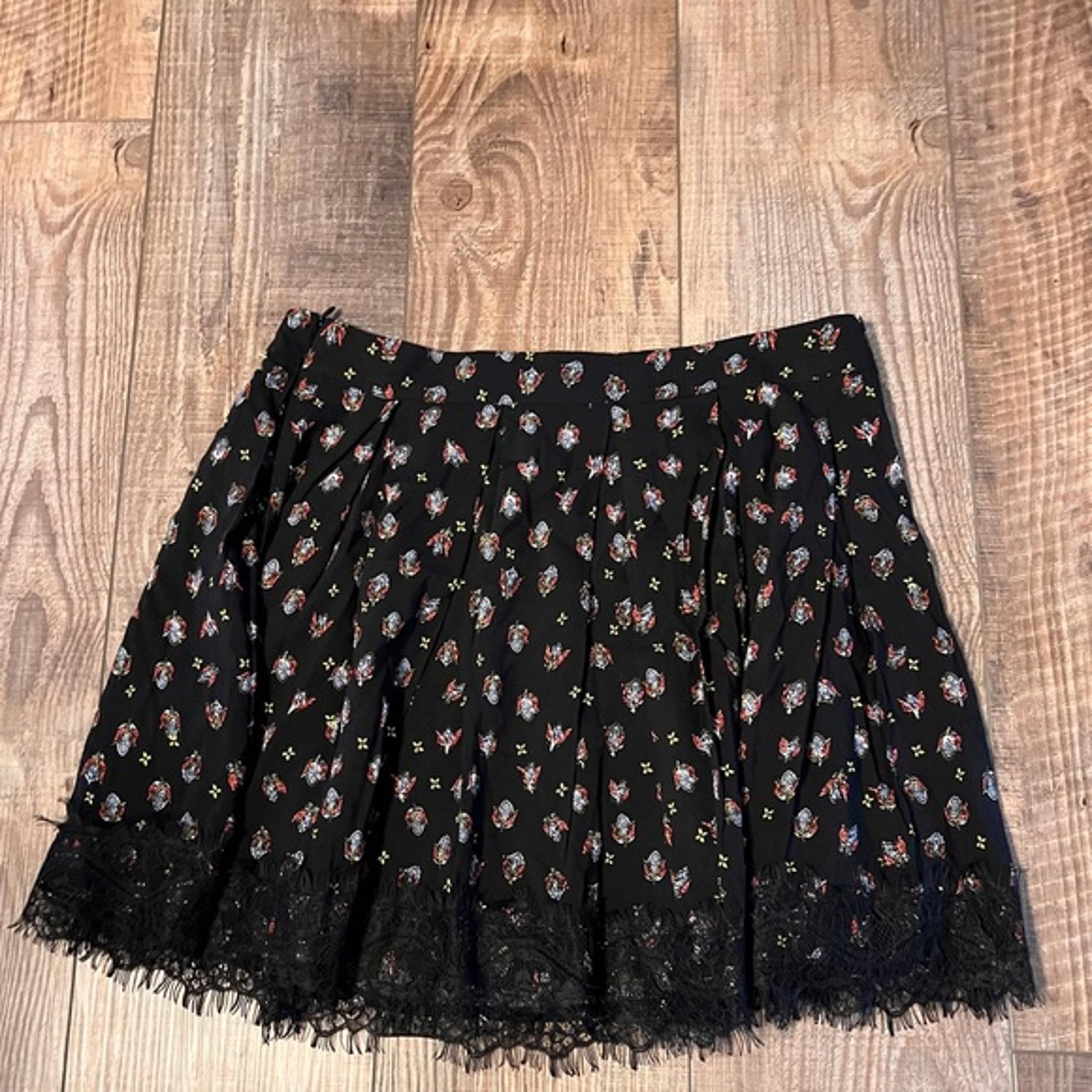 Floral skirt with side invisible zipper lace detailing