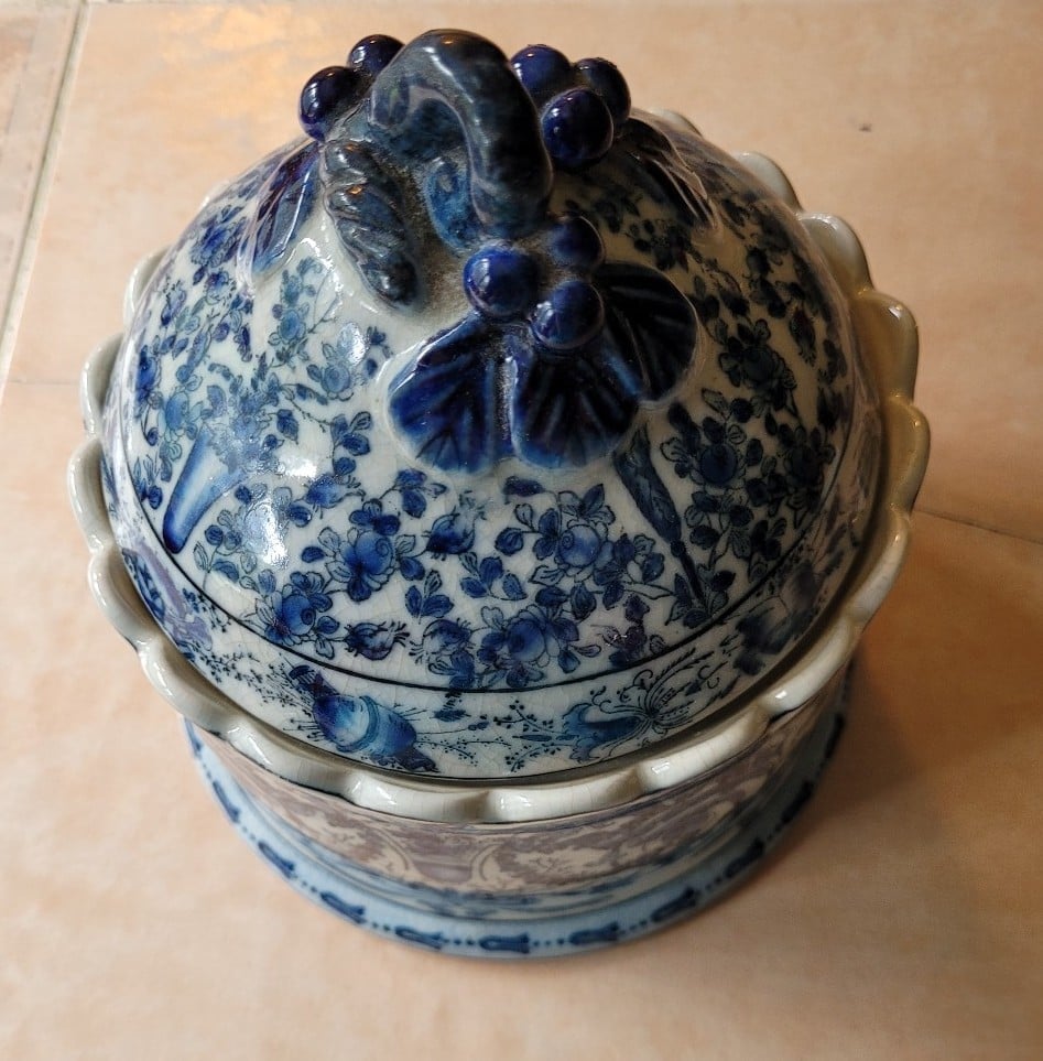 Blue & white vanity box scalloped edging matching lid vintage.