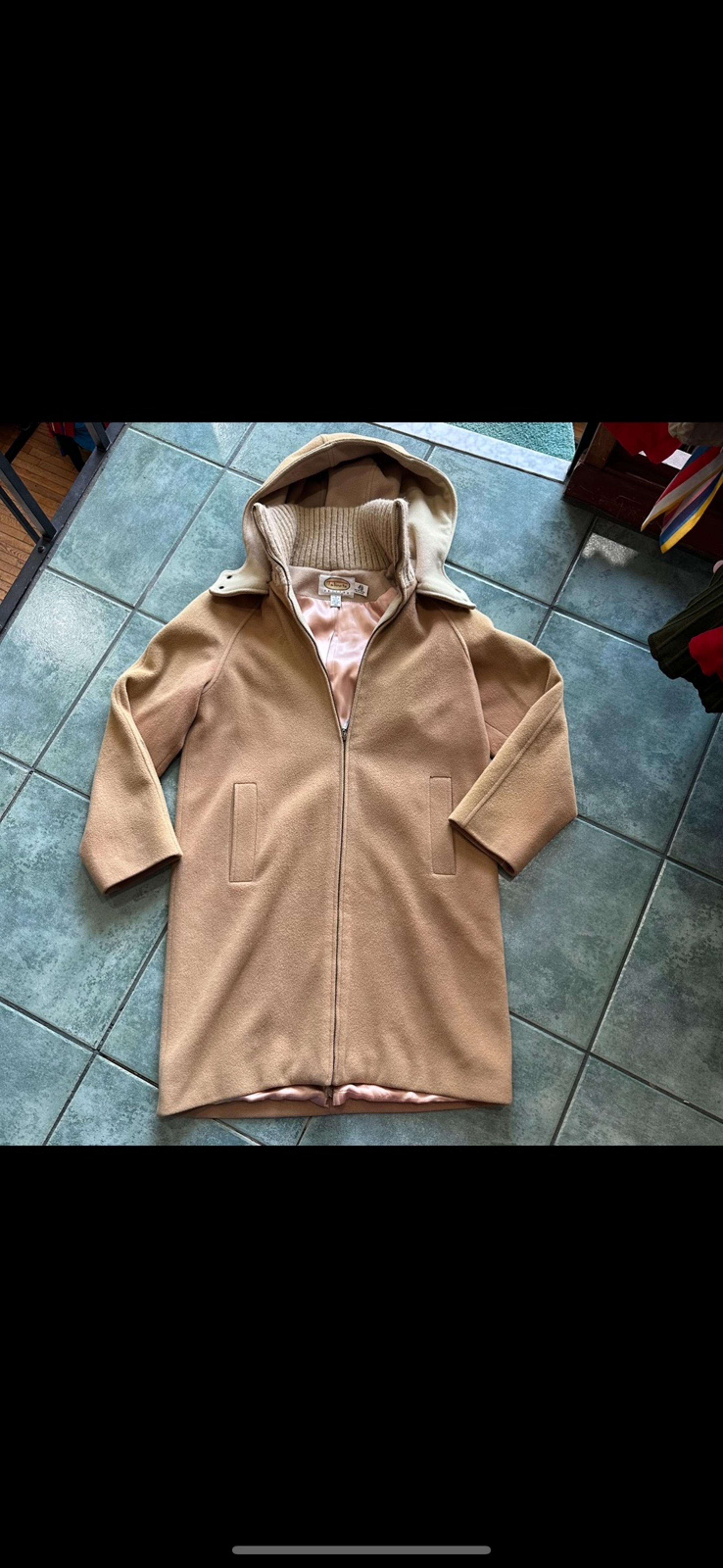 VTG Tan Brown 100% Wool Zip Up Coat  Good condition  Tear at the seam of the inn