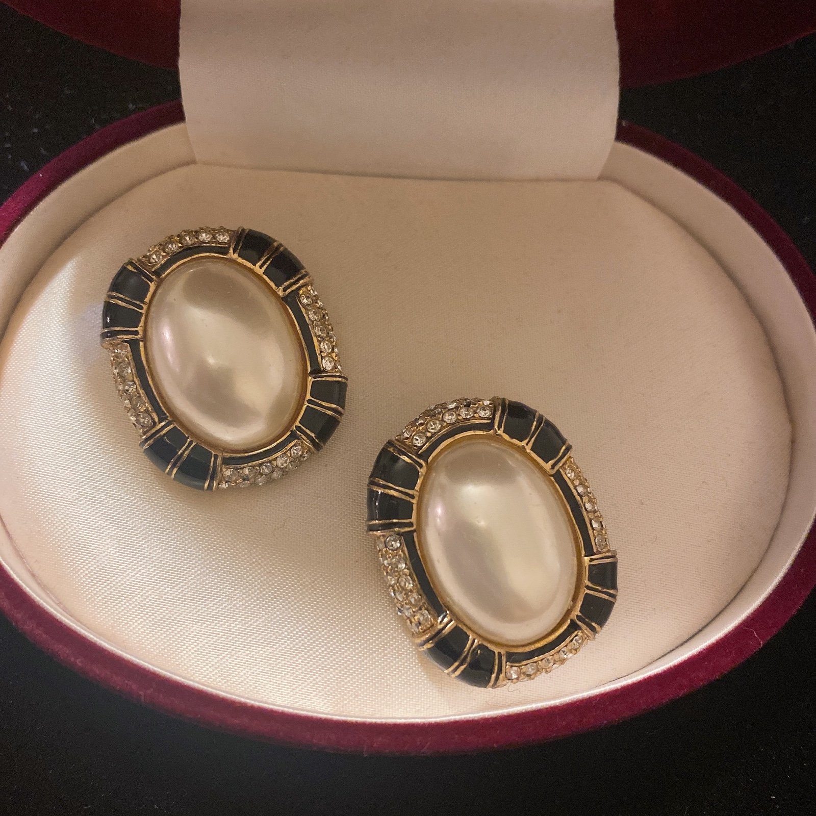 BEAUTIFUL Vintage CINER FAUX PEARL & BLACK ENAMEL EARRINGS