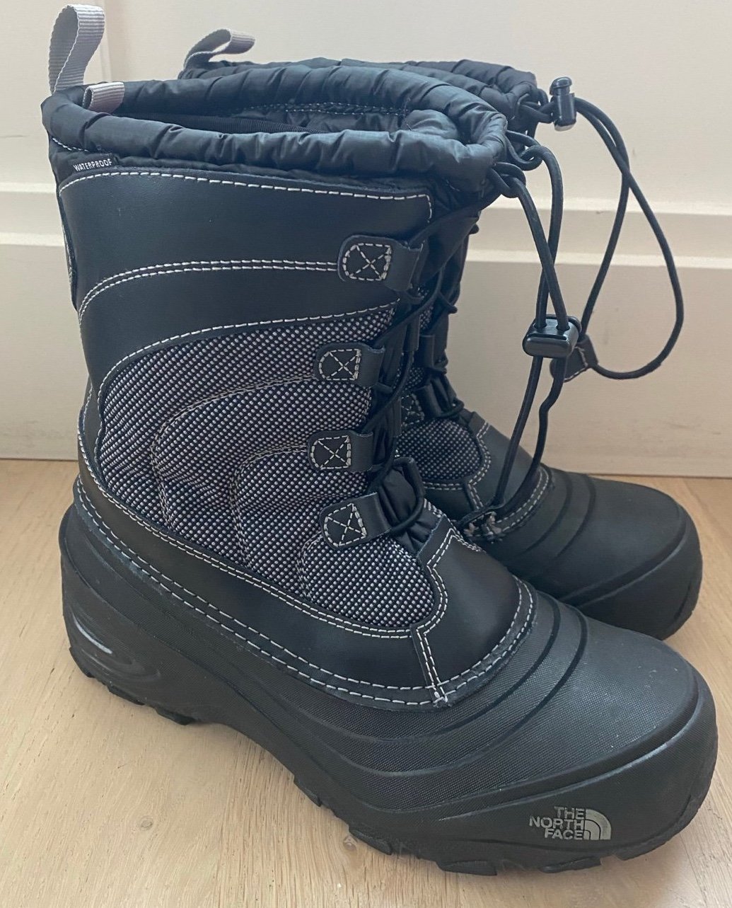 The North Face Youth Alpenglow IV Boot Youth Size 5 TNF Black
