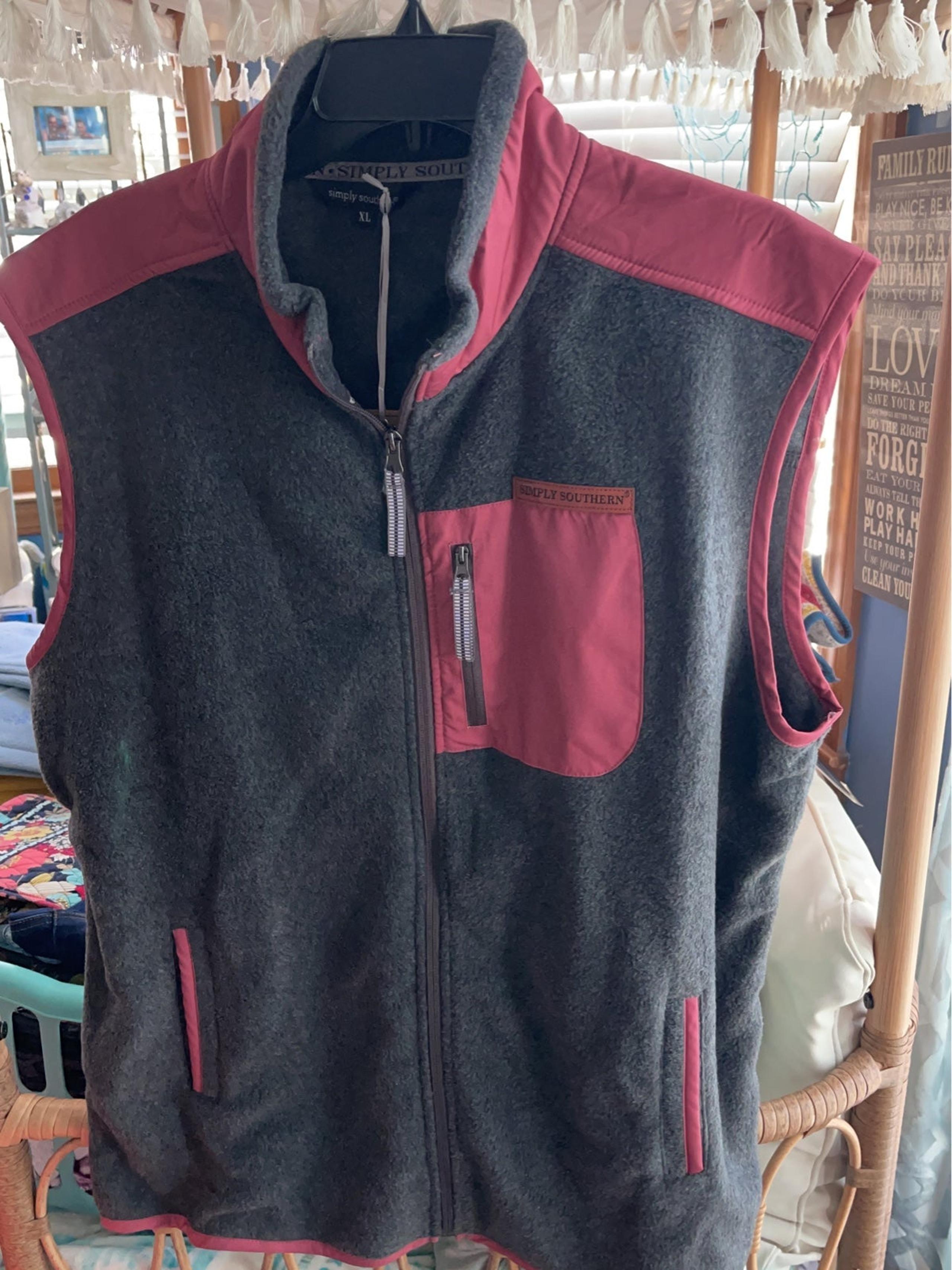New with tags Men’s Simply Southern fleece vest gray & garnet size XL