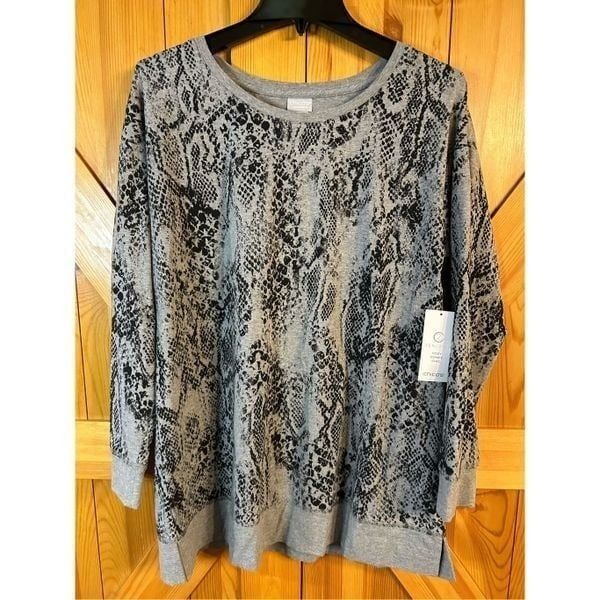 Chicos NWT Zenergy 79 Snakeskin Print Gray Black Womens Medium Light Sweatshirt
